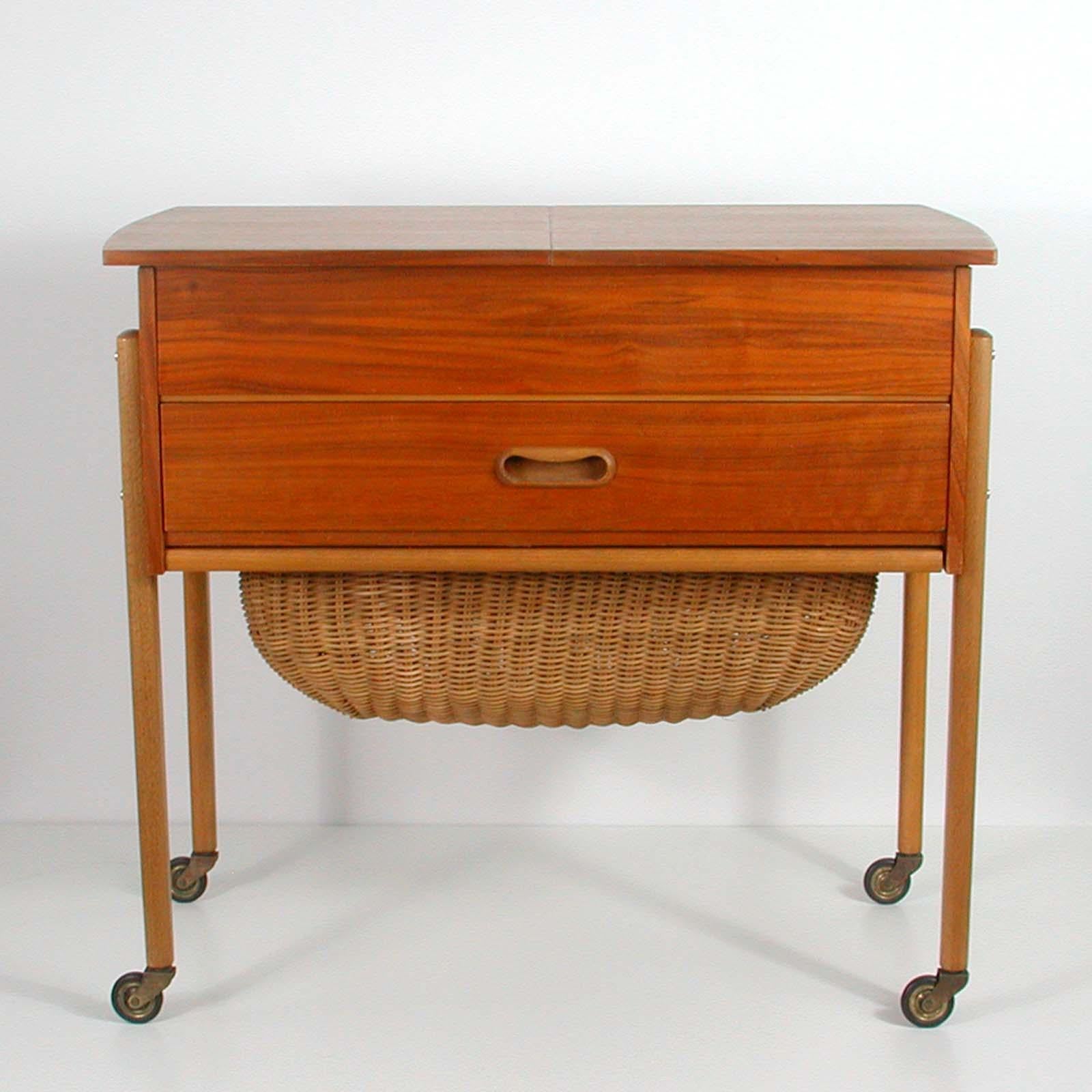 Scandinavian 1950s Teak Sewing Table Cabinet In Good Condition In NUEMBRECHT, NRW