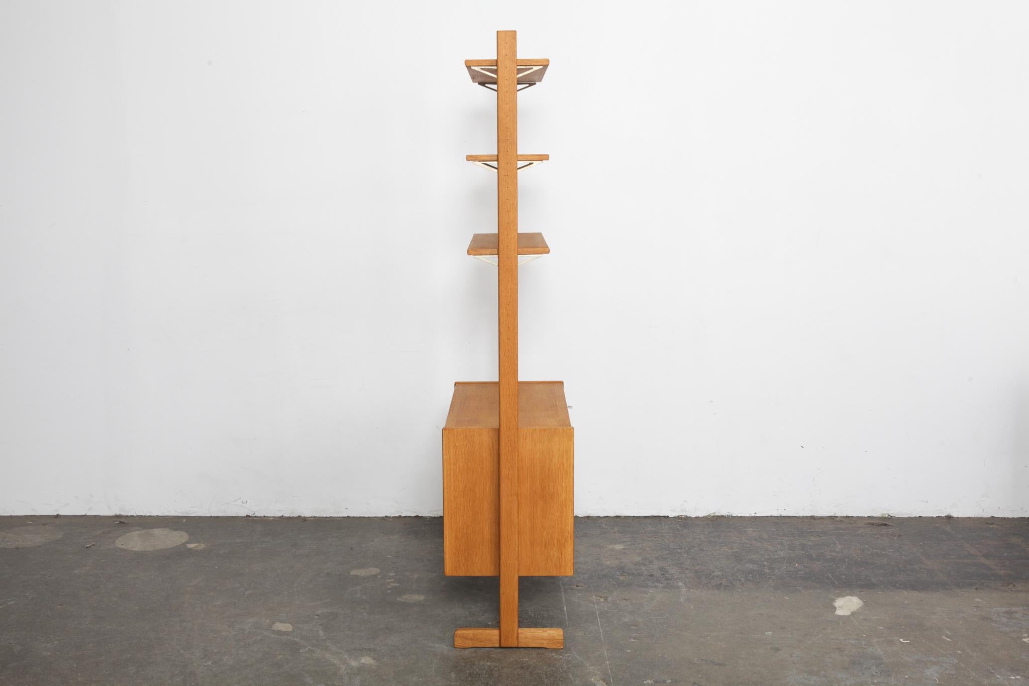 Scandinavian 1960s Oak Freestanding Shelving Piece (Moderne der Mitte des Jahrhunderts)