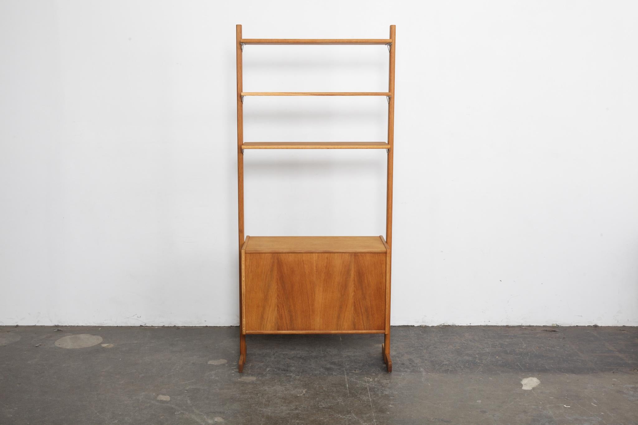 Scandinavian 1960s Oak Freestanding Shelving Piece (Schwedisch)