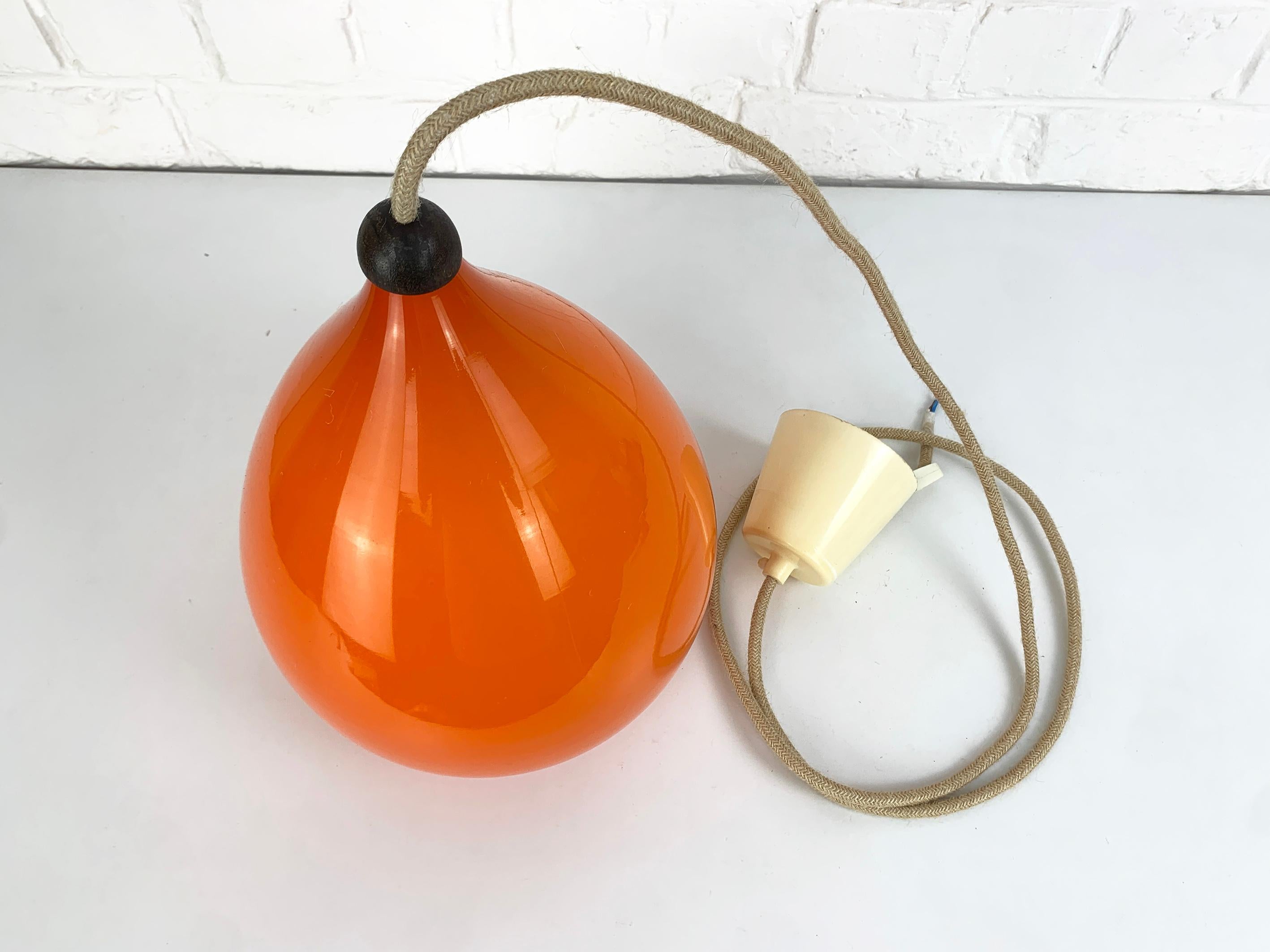 Lampada a sospensione scandinava degli anni '60 in vetro arancione e teak Kristiansson Luxus, Svezia in vendita 3