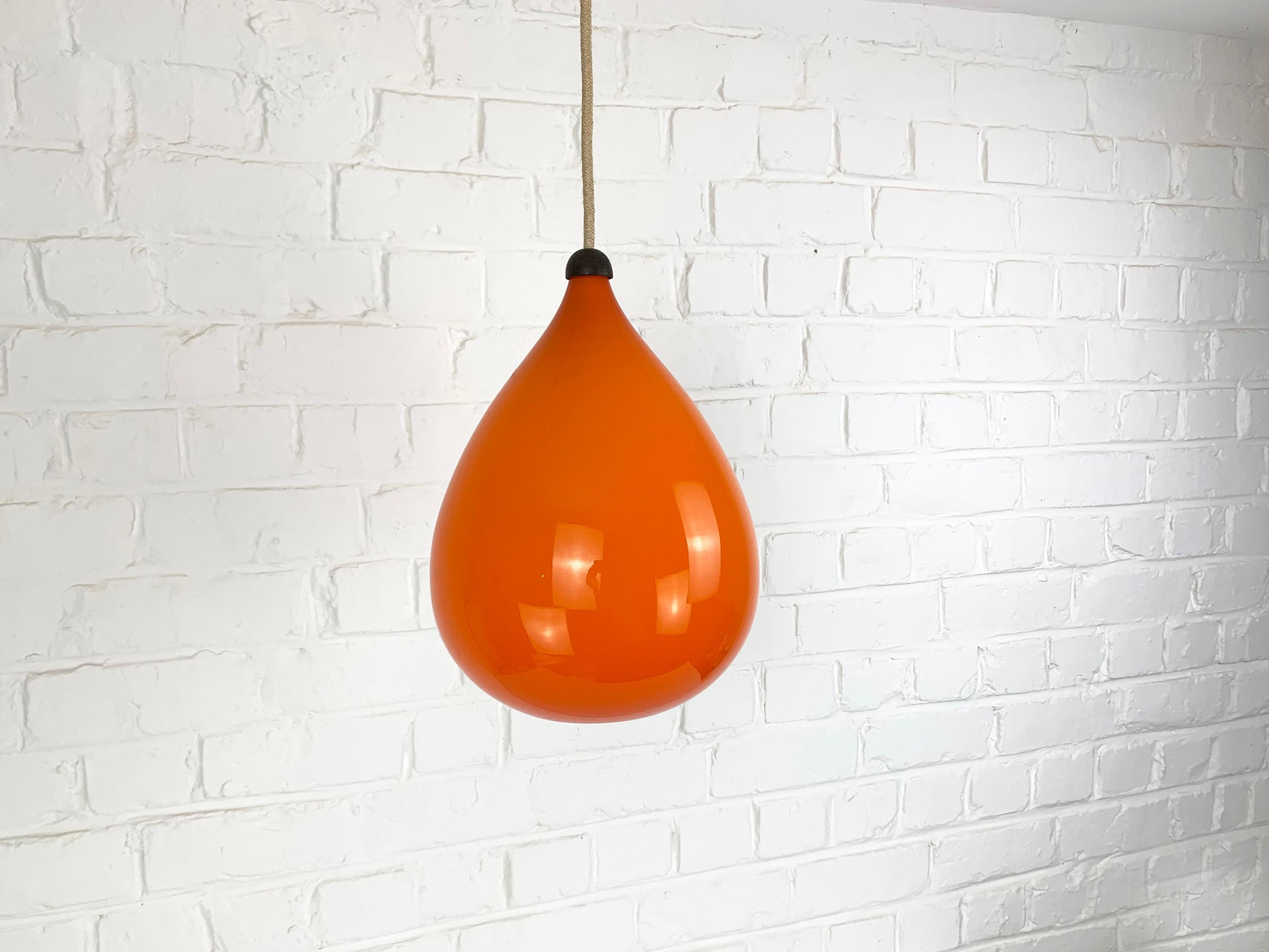 Scandinavo moderno Lampada a sospensione scandinava degli anni '60 in vetro arancione e teak Kristiansson Luxus, Svezia in vendita