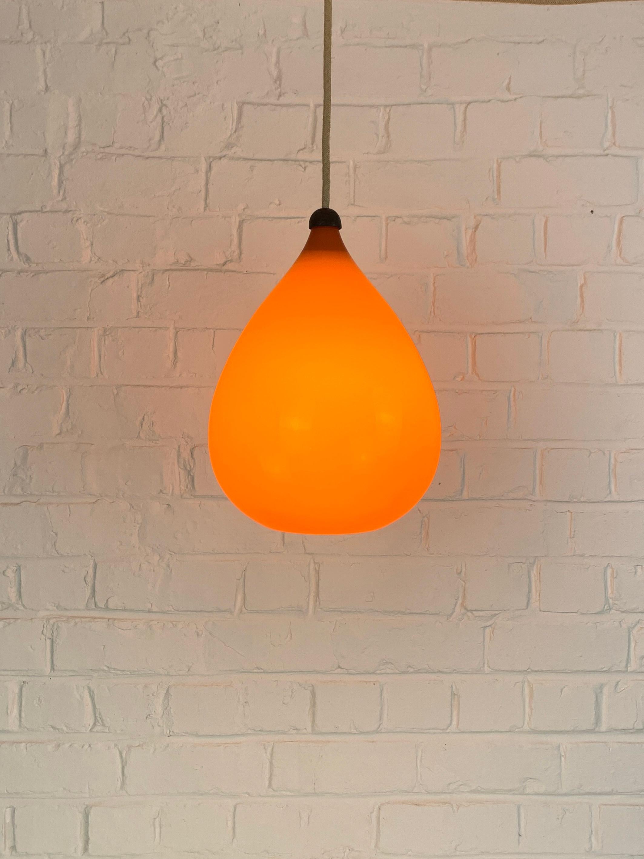 Svedese Lampada a sospensione scandinava degli anni '60 in vetro arancione e teak Kristiansson Luxus, Svezia in vendita