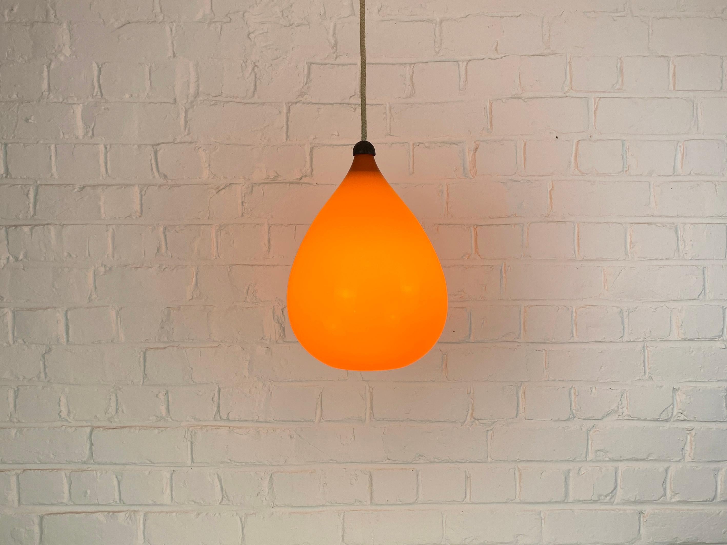 Lampada a sospensione scandinava degli anni '60 in vetro arancione e teak Kristiansson Luxus, Svezia In condizioni buone in vendita a Vorst, BE