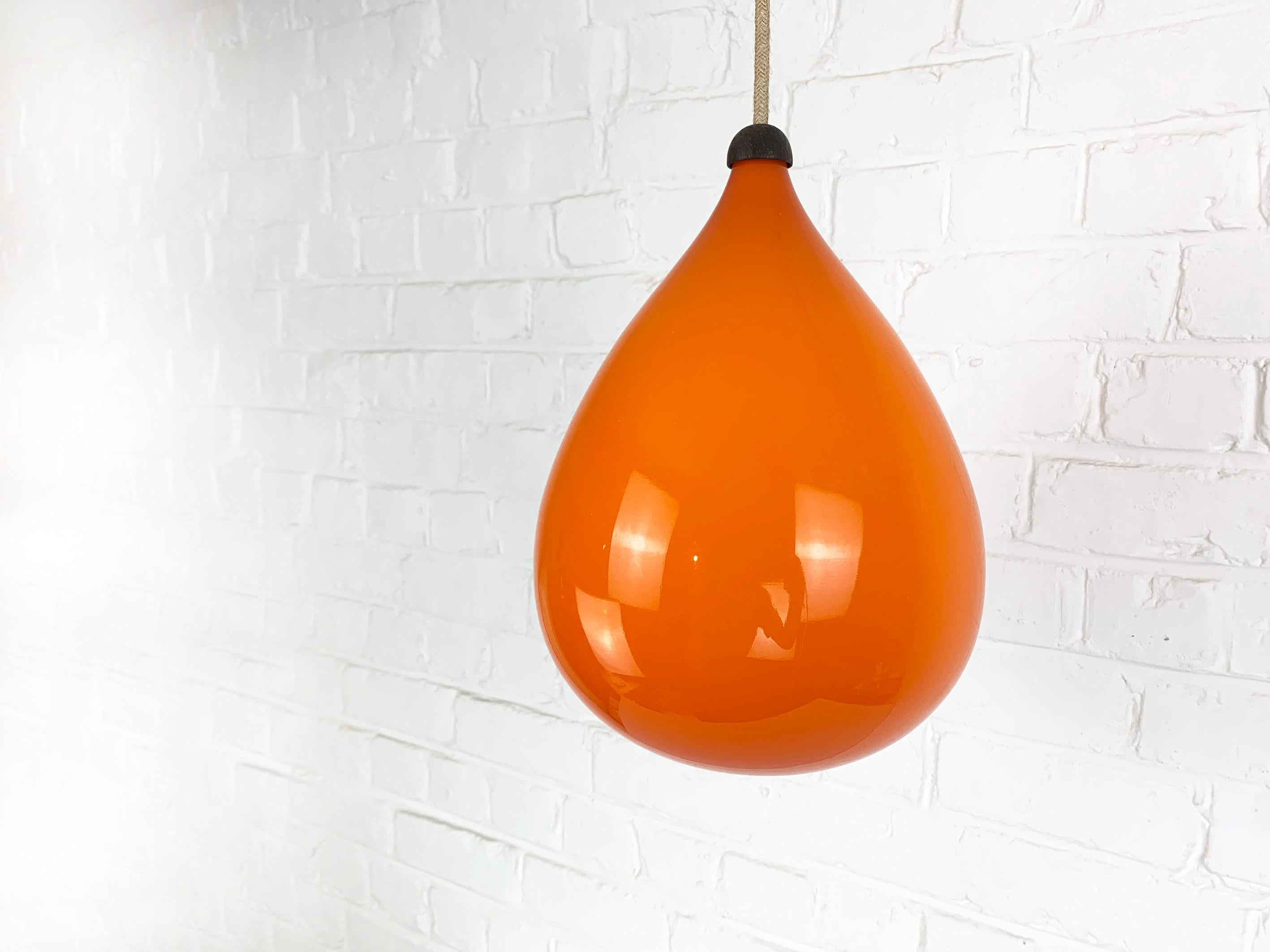 XX secolo Lampada a sospensione scandinava degli anni '60 in vetro arancione e teak Kristiansson Luxus, Svezia in vendita
