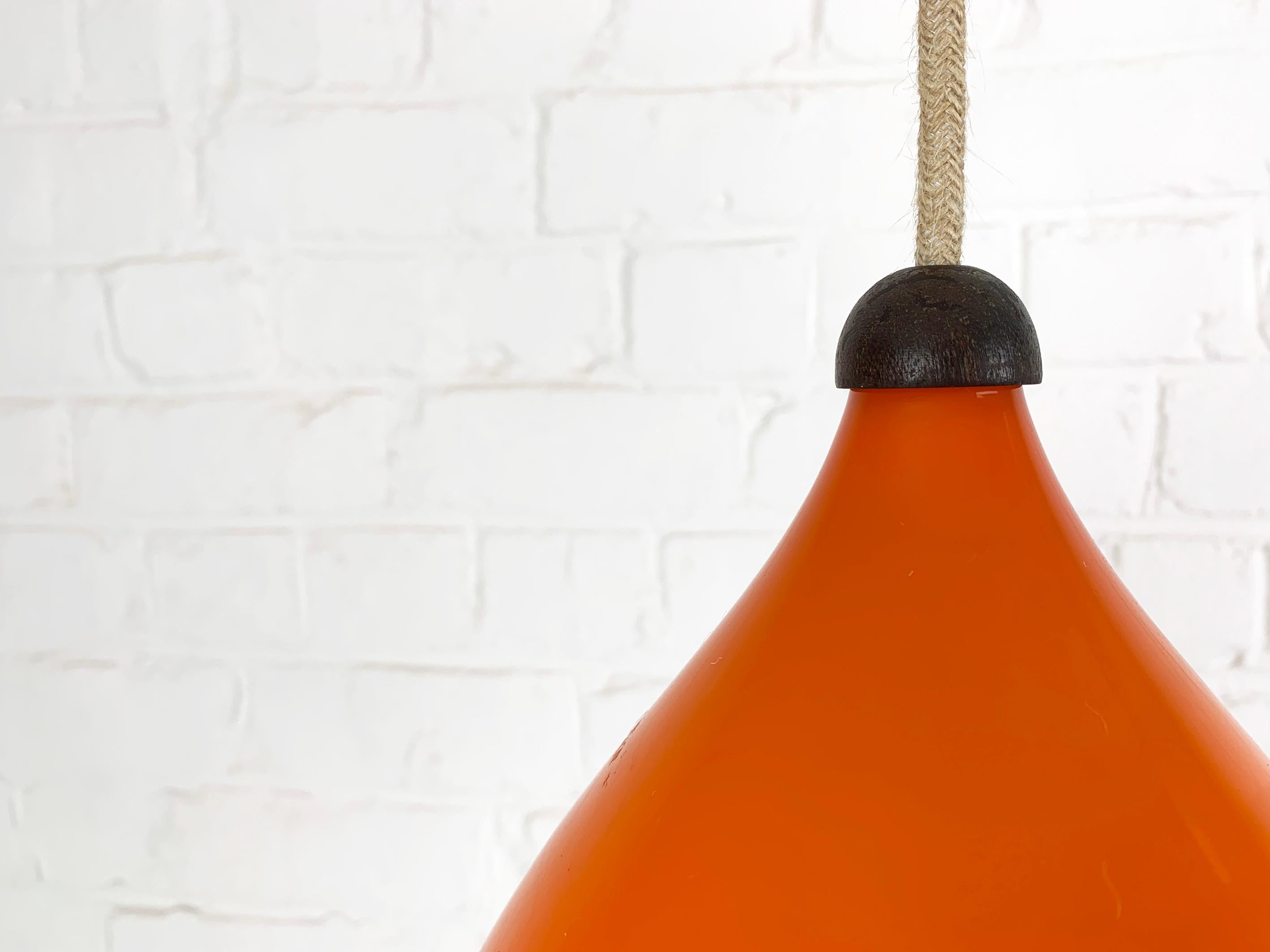 Vetro opalino Lampada a sospensione scandinava degli anni '60 in vetro arancione e teak Kristiansson Luxus, Svezia in vendita