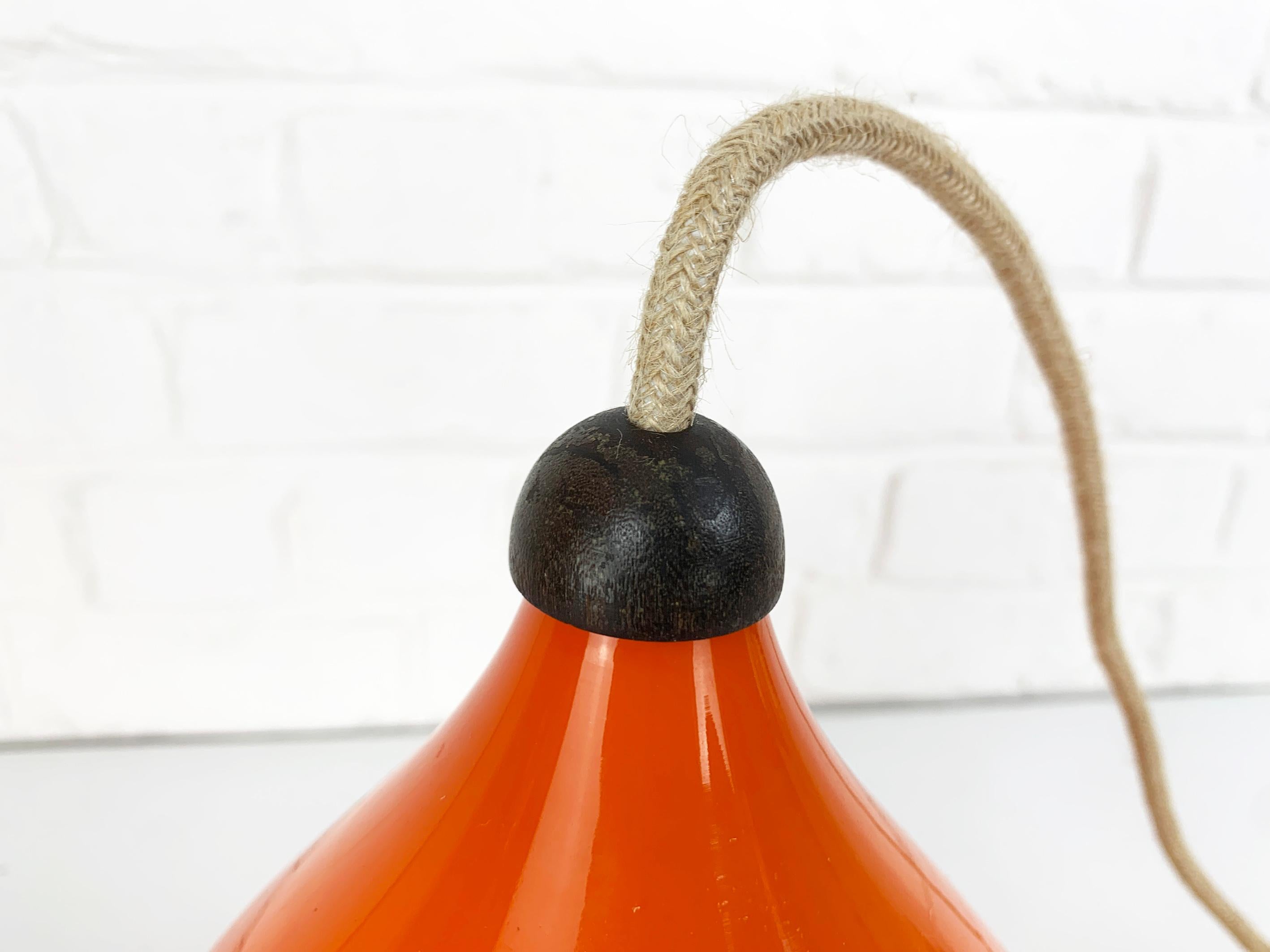 Lampada a sospensione scandinava degli anni '60 in vetro arancione e teak Kristiansson Luxus, Svezia in vendita 1