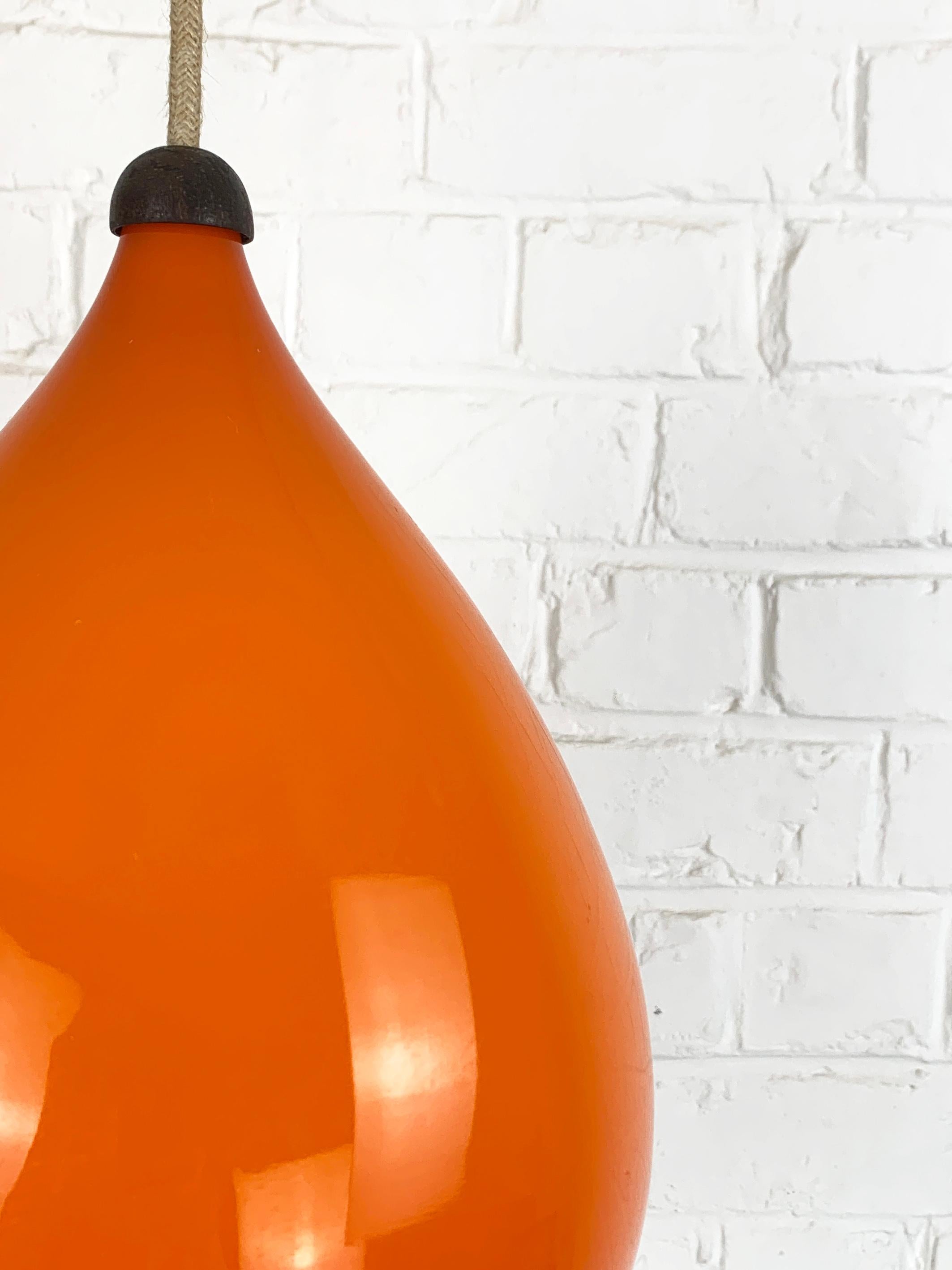 Lampada a sospensione scandinava degli anni '60 in vetro arancione e teak Kristiansson Luxus, Svezia in vendita 2