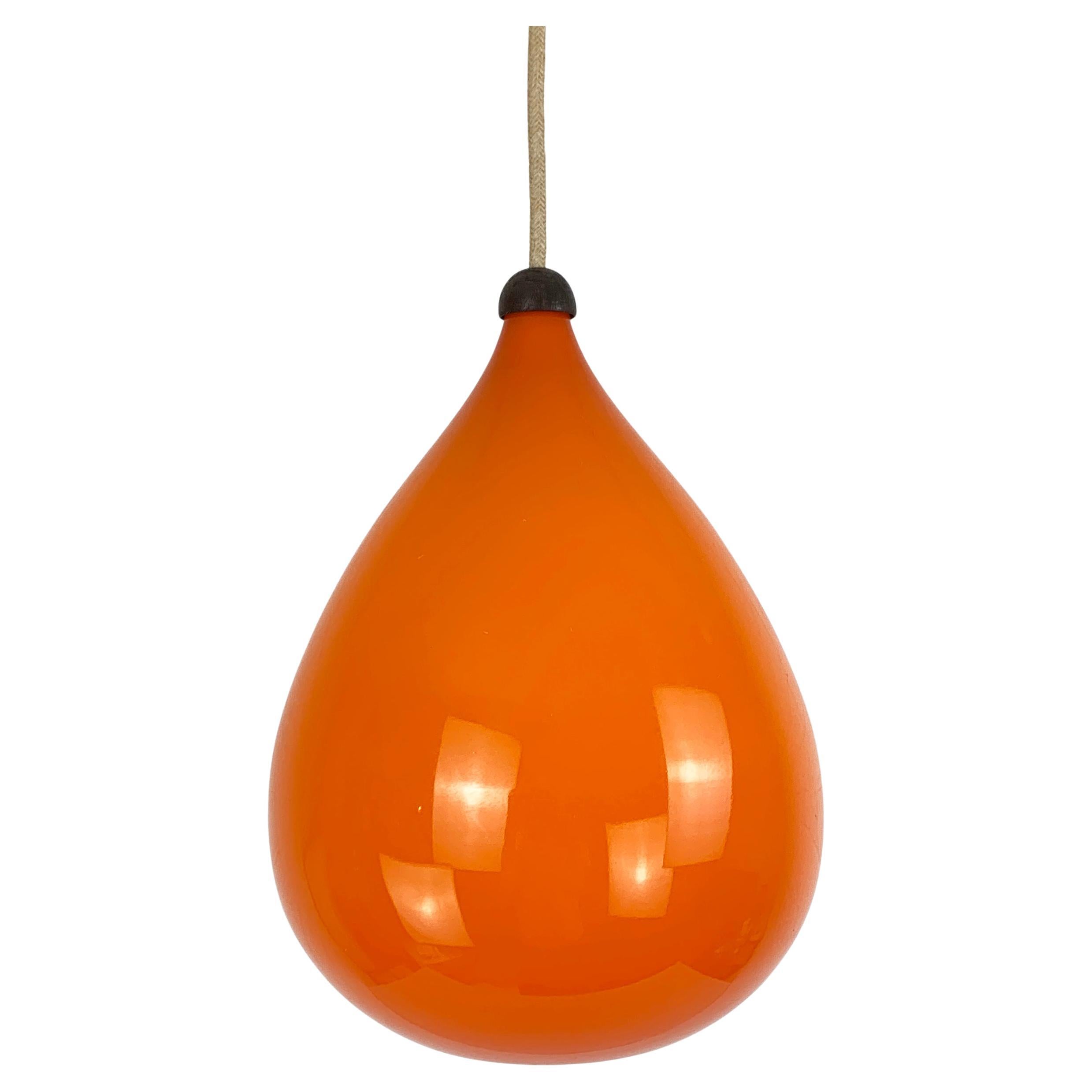 Lámpara colgante escandinava de los años 60 de cristal naranja y teca Kristiansson Luxus, Suecia