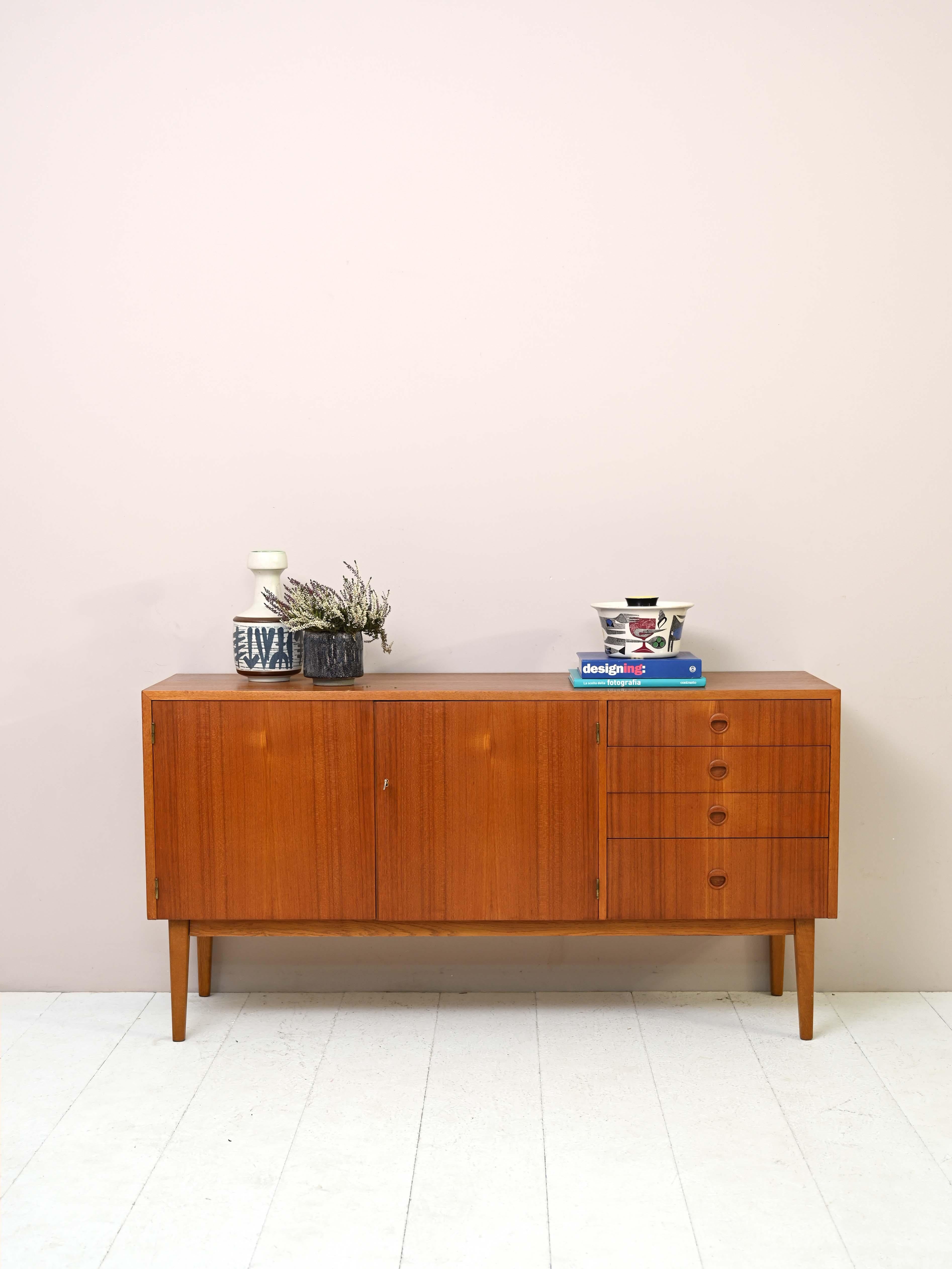 Sideboard of original vintage Nordic manufacture.
This piece of furniture with an understated and minimalist design fits perfectly in already furnished rooms.
It consists of a spacious storage compartment with lockable hinged doors and 4 drawers