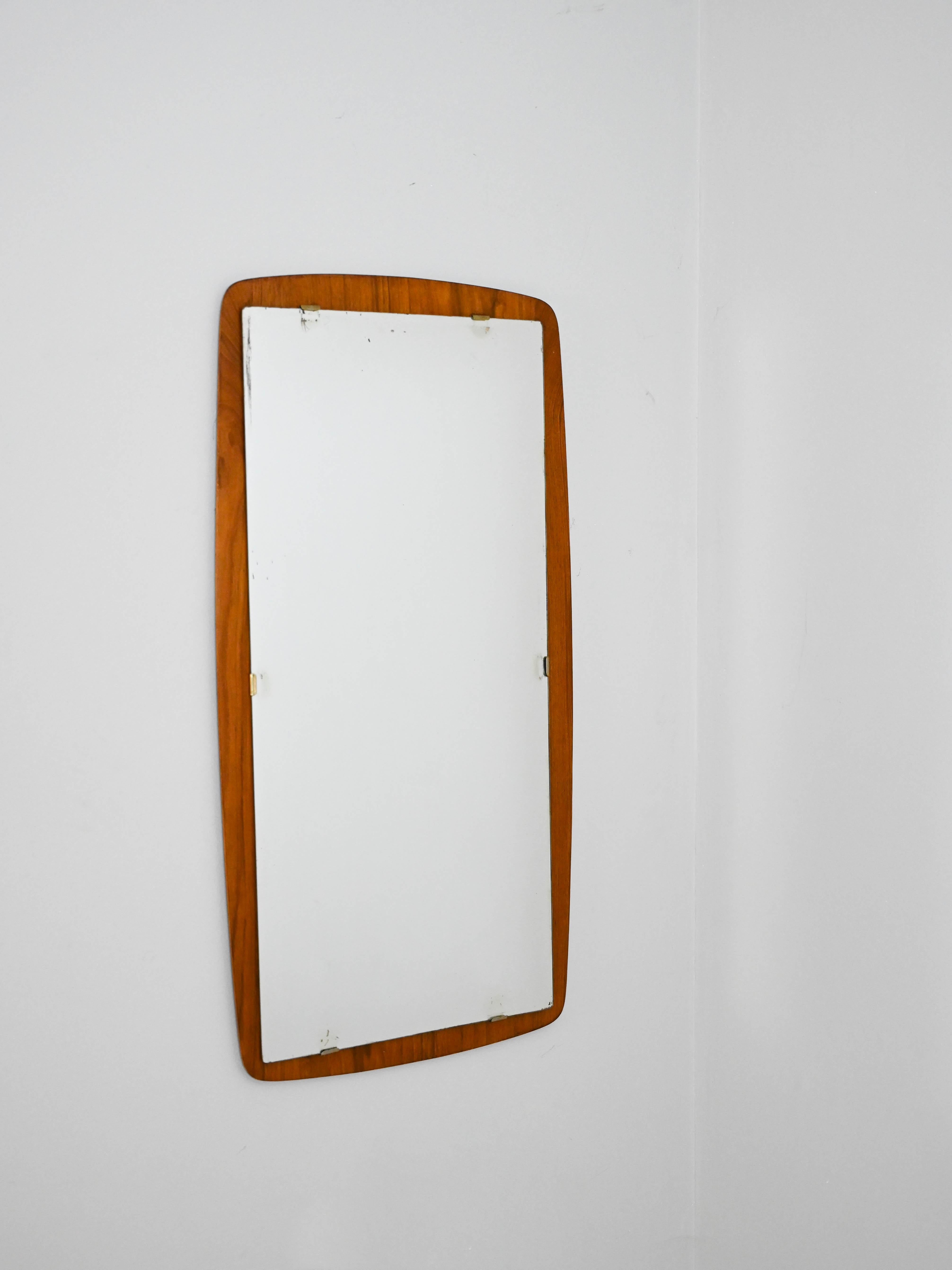 Mirror with curved teak frame.

A simple, lightweight mirror with a teak frame on which the mirror rests.
Perfect for any room, try it in the entryway with a small table or bench underneath, in perfect Scandinavian style.

Good condition.