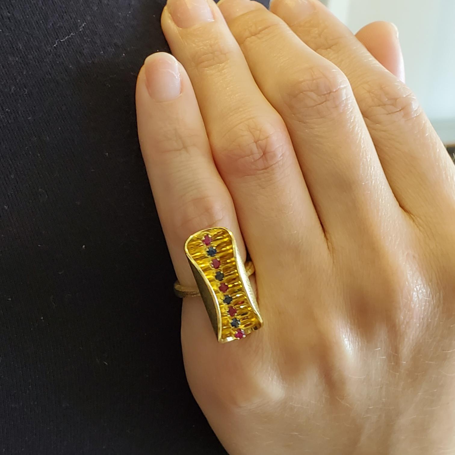 Scandinavian 1970 Op-Art Sculptural Ring in 18Kt Gold with Sapphires and Rubies For Sale 4