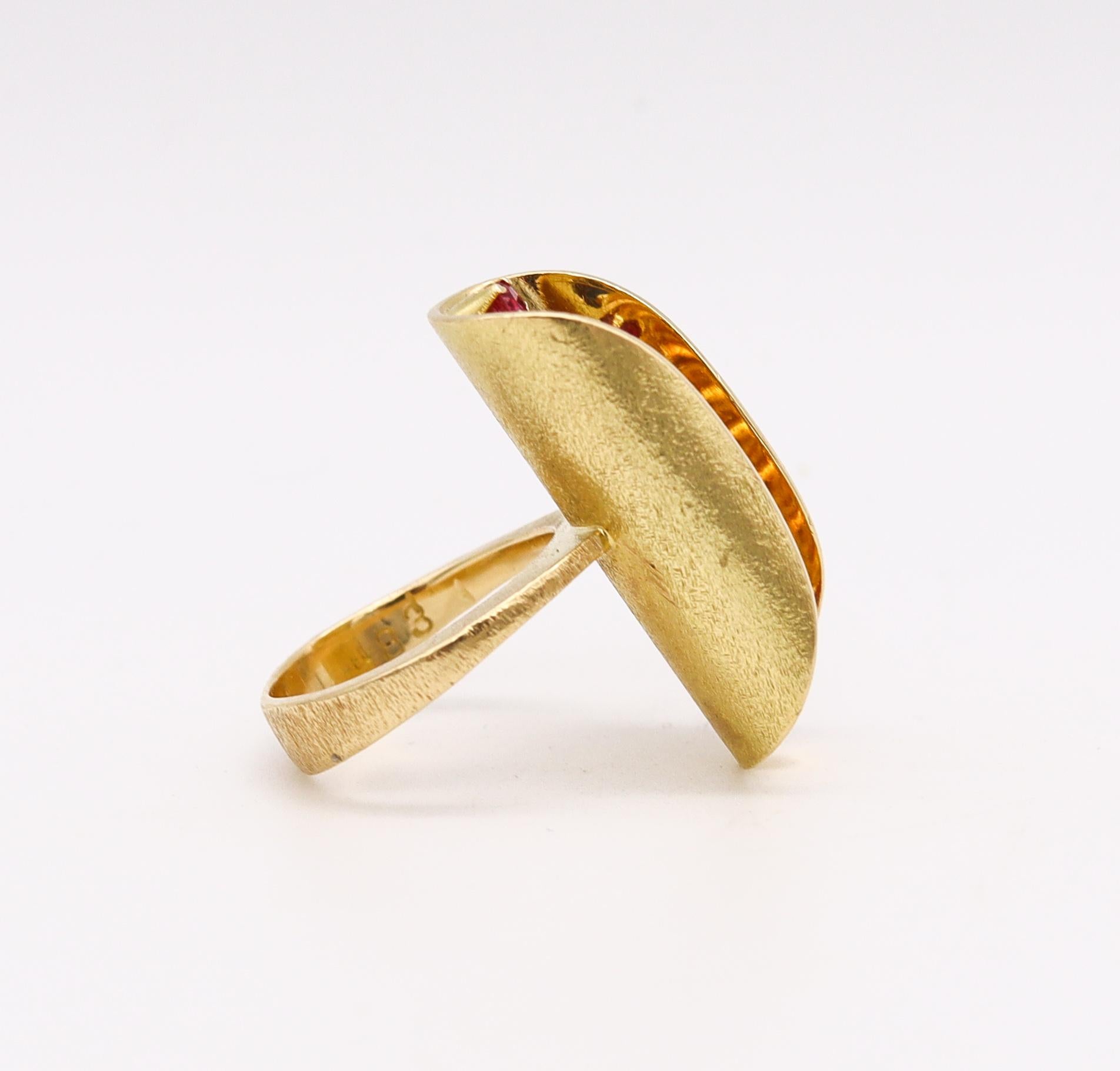 Brilliant Cut Scandinavian 1970 Op-Art Sculptural Ring in 18Kt Gold with Sapphires and Rubies For Sale