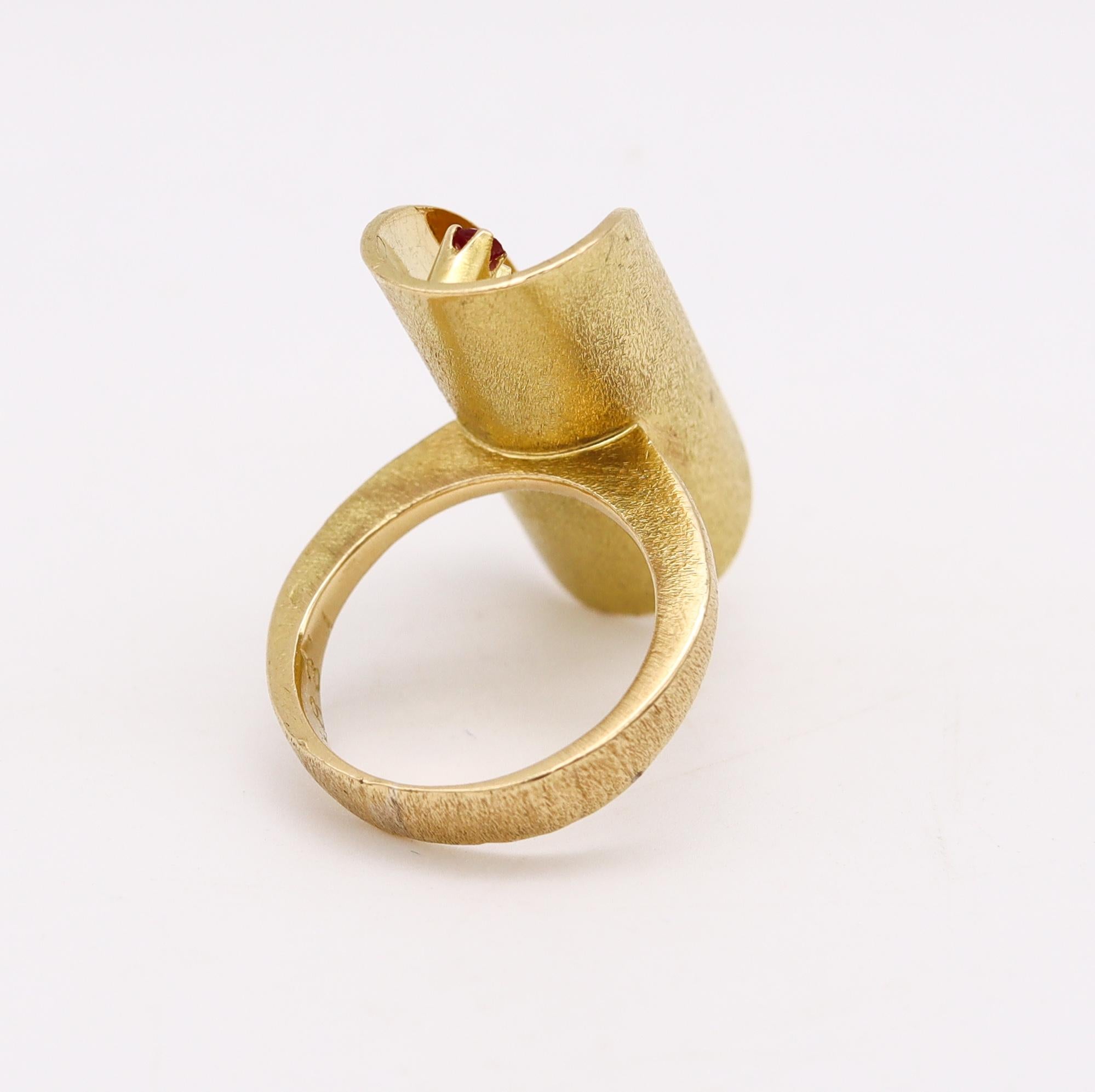 Skandinavischer Op-Art-Skulptur-Ring aus 18 Karat Gold mit Saphiren und Rubinen, 1970 im Zustand „Hervorragend“ im Angebot in Miami, FL