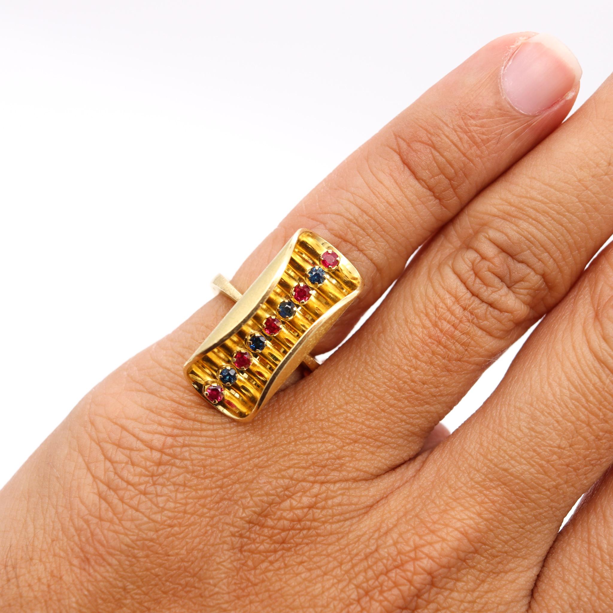 Scandinavian 1970 Op-Art Sculptural Ring in 18Kt Gold with Sapphires and Rubies For Sale 1