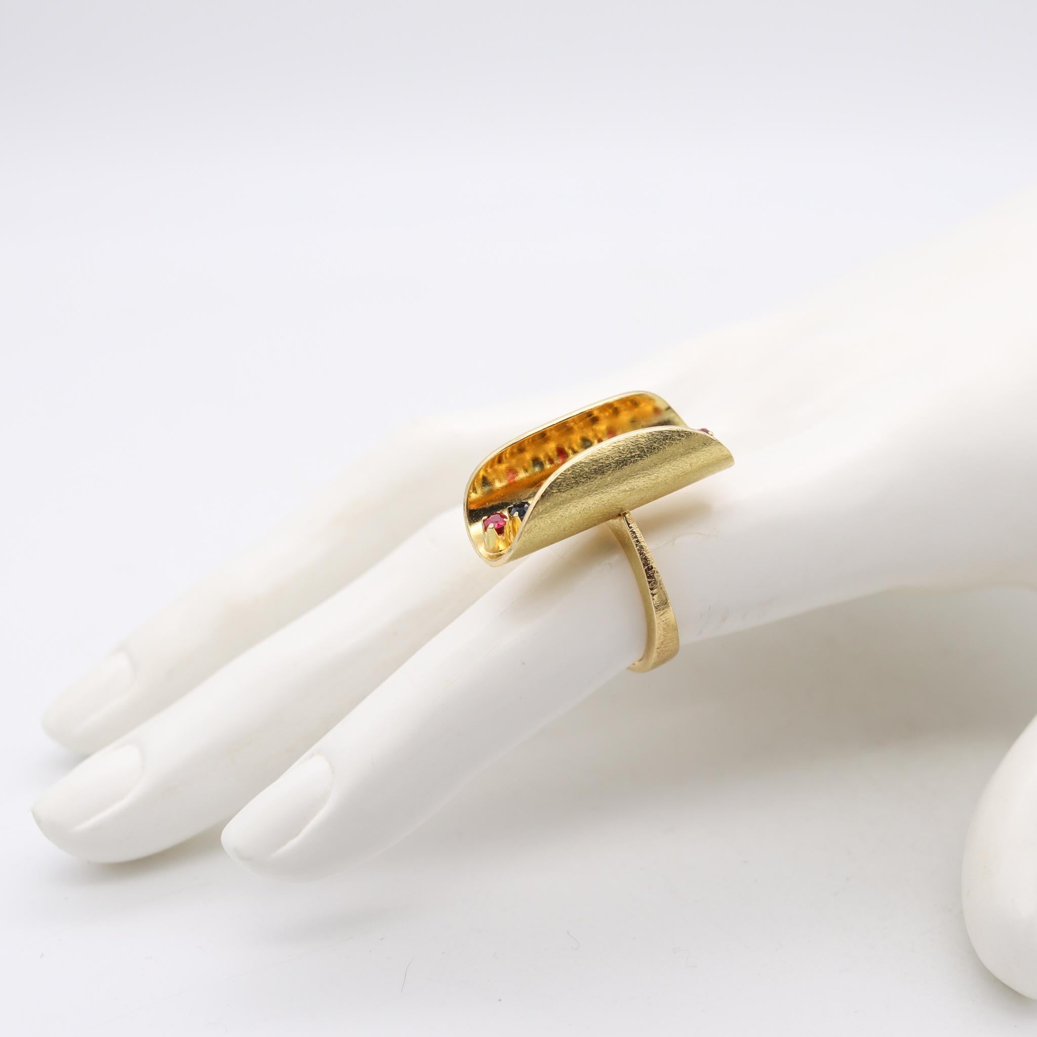 Scandinavian 1970 Op-Art Sculptural Ring in 18Kt Gold with Sapphires and Rubies For Sale 2