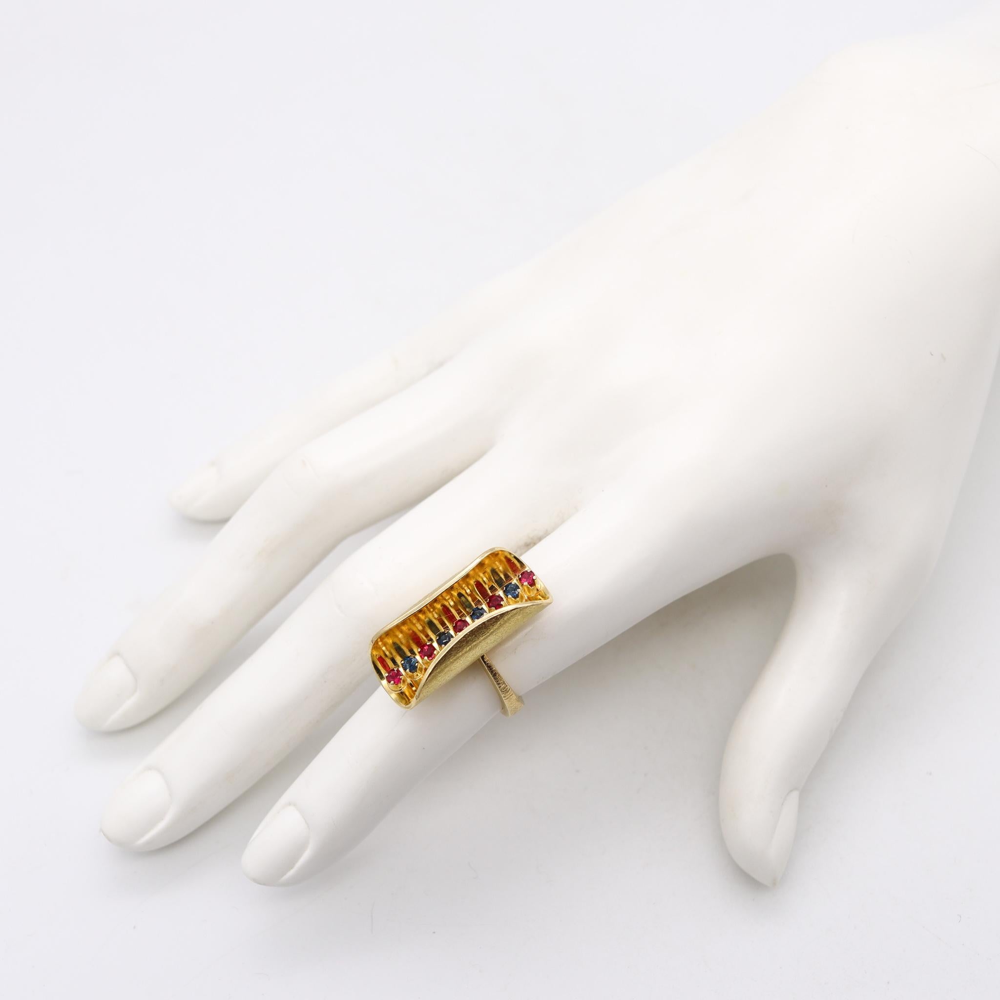Scandinavian 1970 Op-Art Sculptural Ring in 18Kt Gold with Sapphires and Rubies For Sale 3
