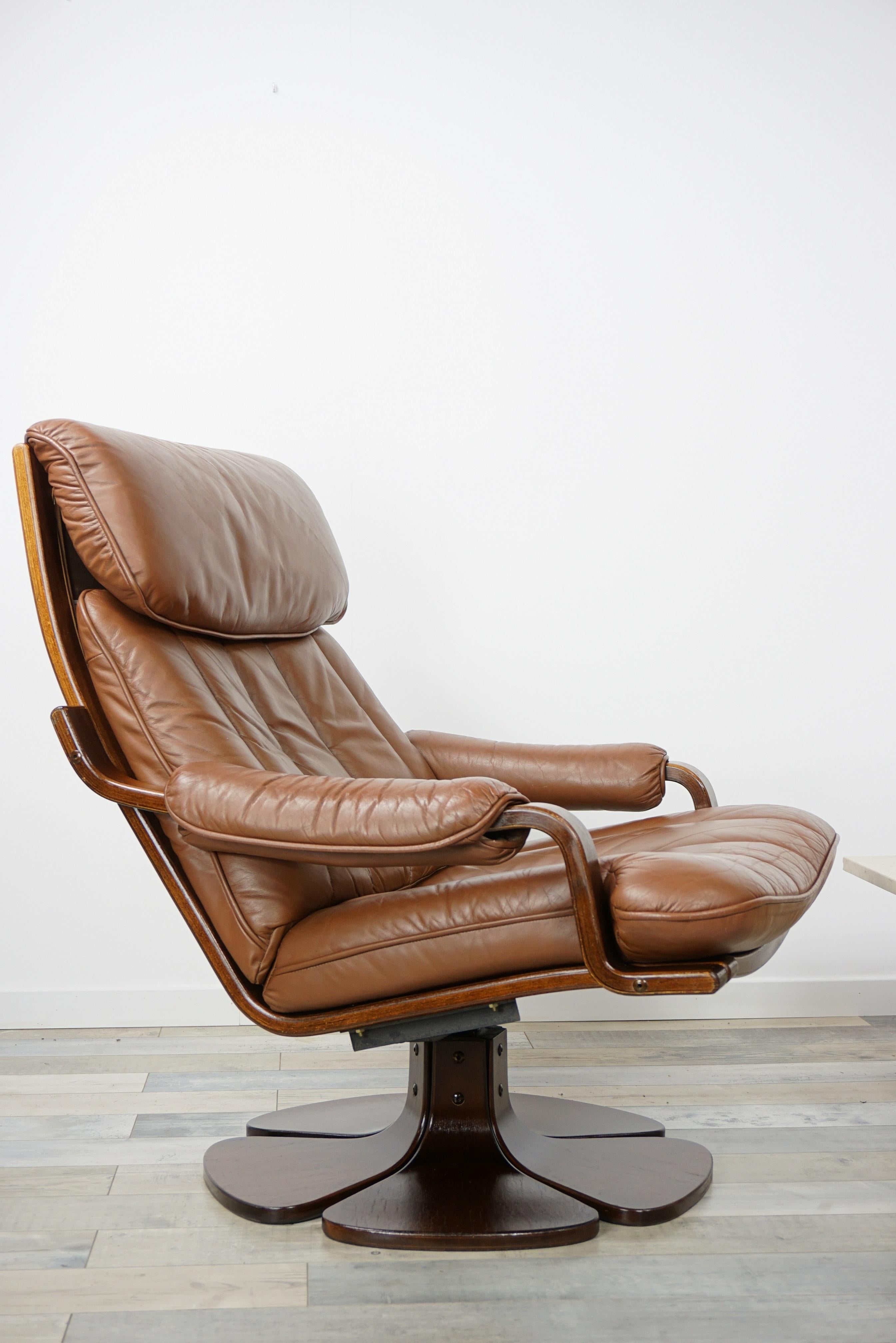 Scandinavian 1970s Design Wooden and Leather Swivel Armchair 6