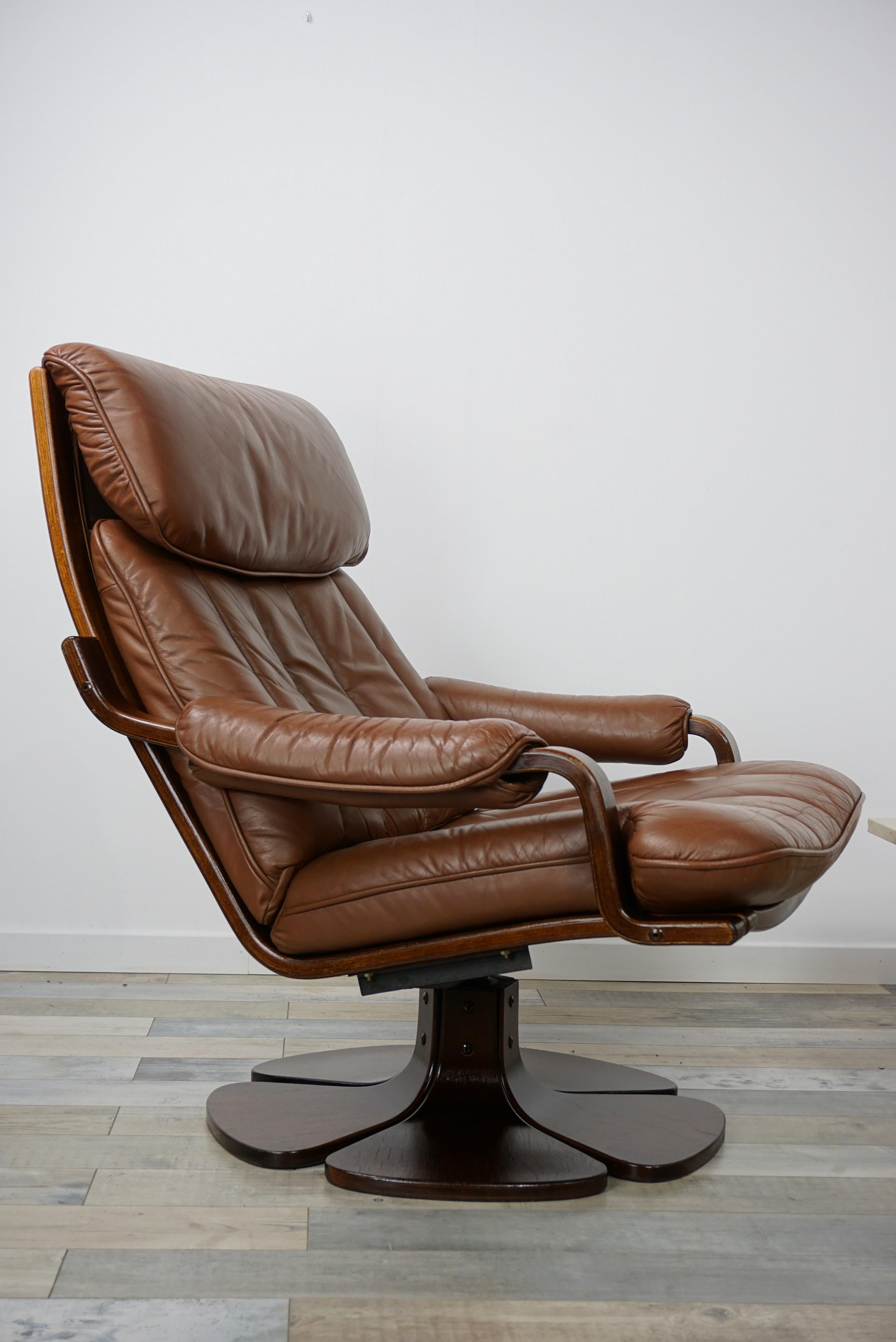Scandinavian 1970s Design Wooden and Leather Swivel Armchair 7