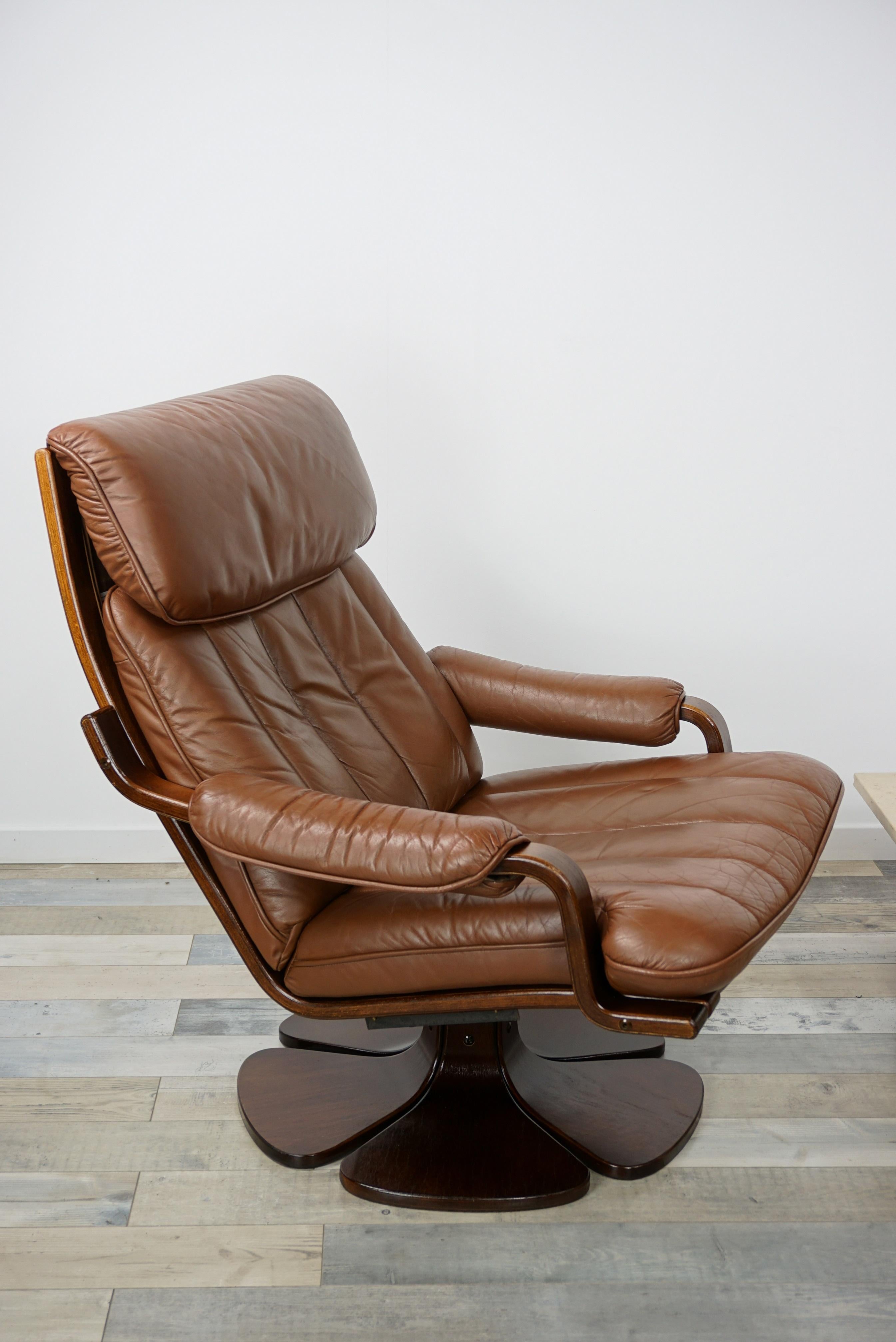Scandinavian 1970s Design Wooden and Leather Swivel Armchair 8