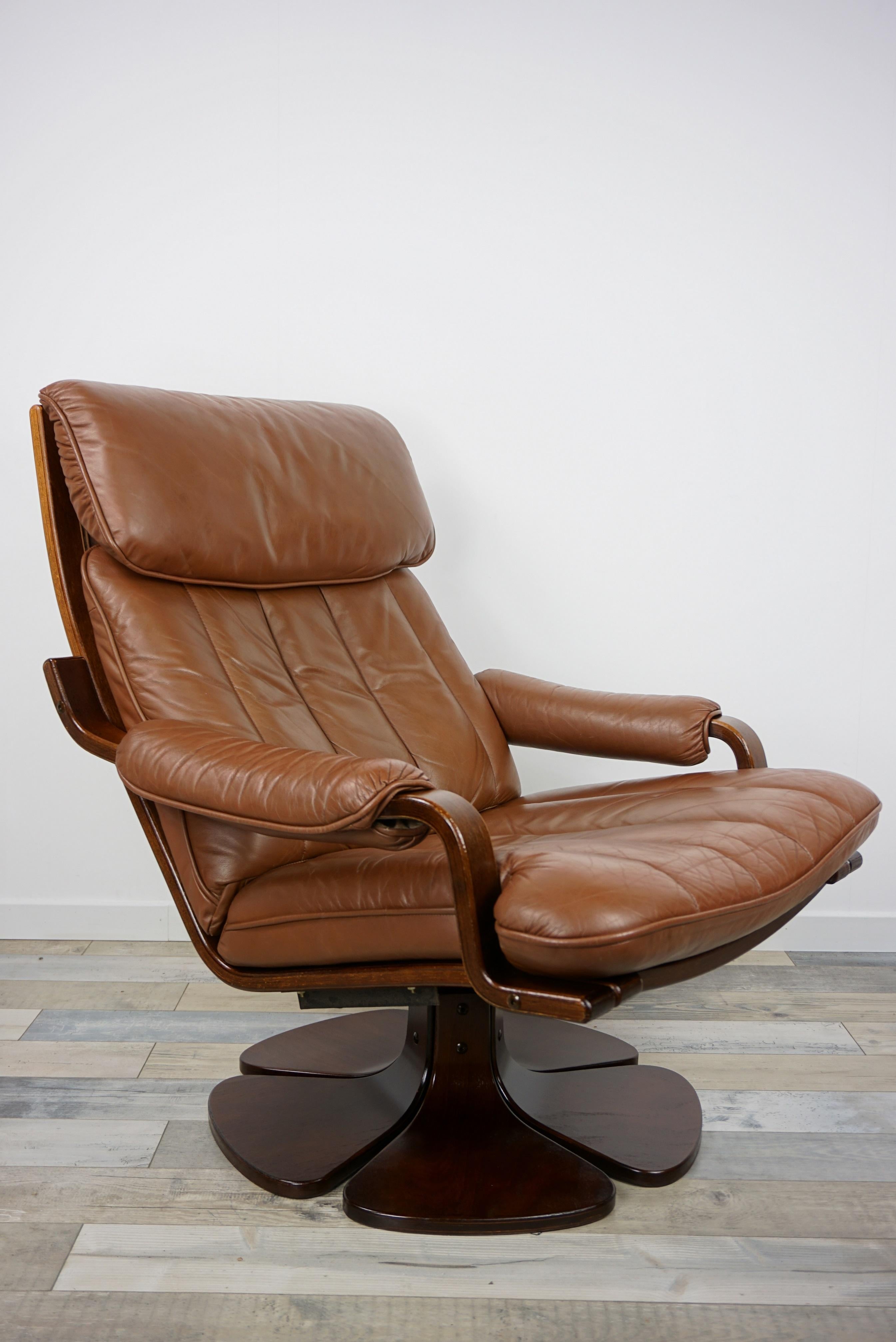Scandinavian 1970s Design Wooden and Leather Swivel Armchair 11