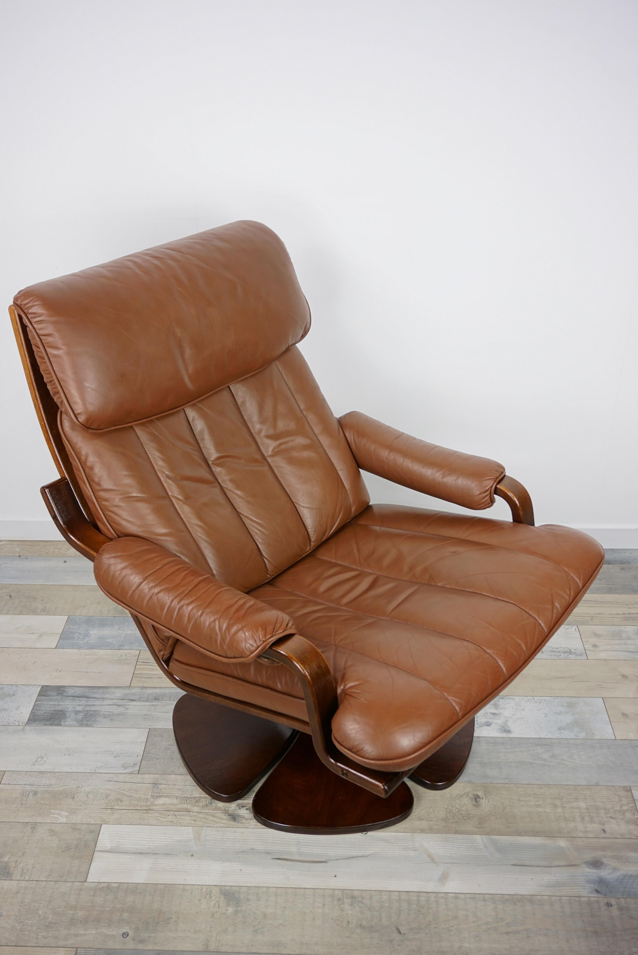 Scandinavian 1970s Design Wooden and Leather Swivel Armchair 12