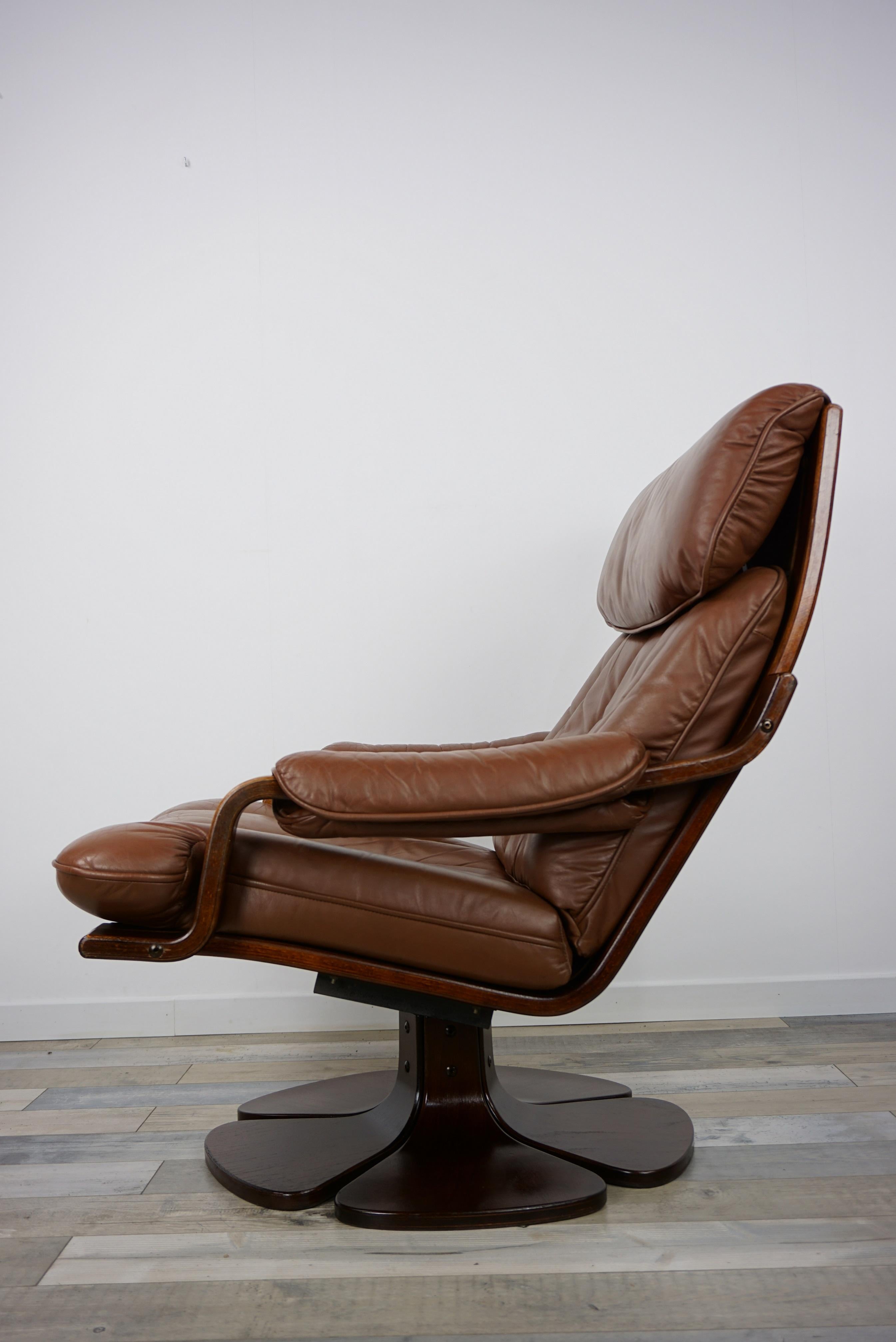 Scandinavian 1970s Design Wooden and Leather Swivel Armchair In Good Condition In Tourcoing, FR