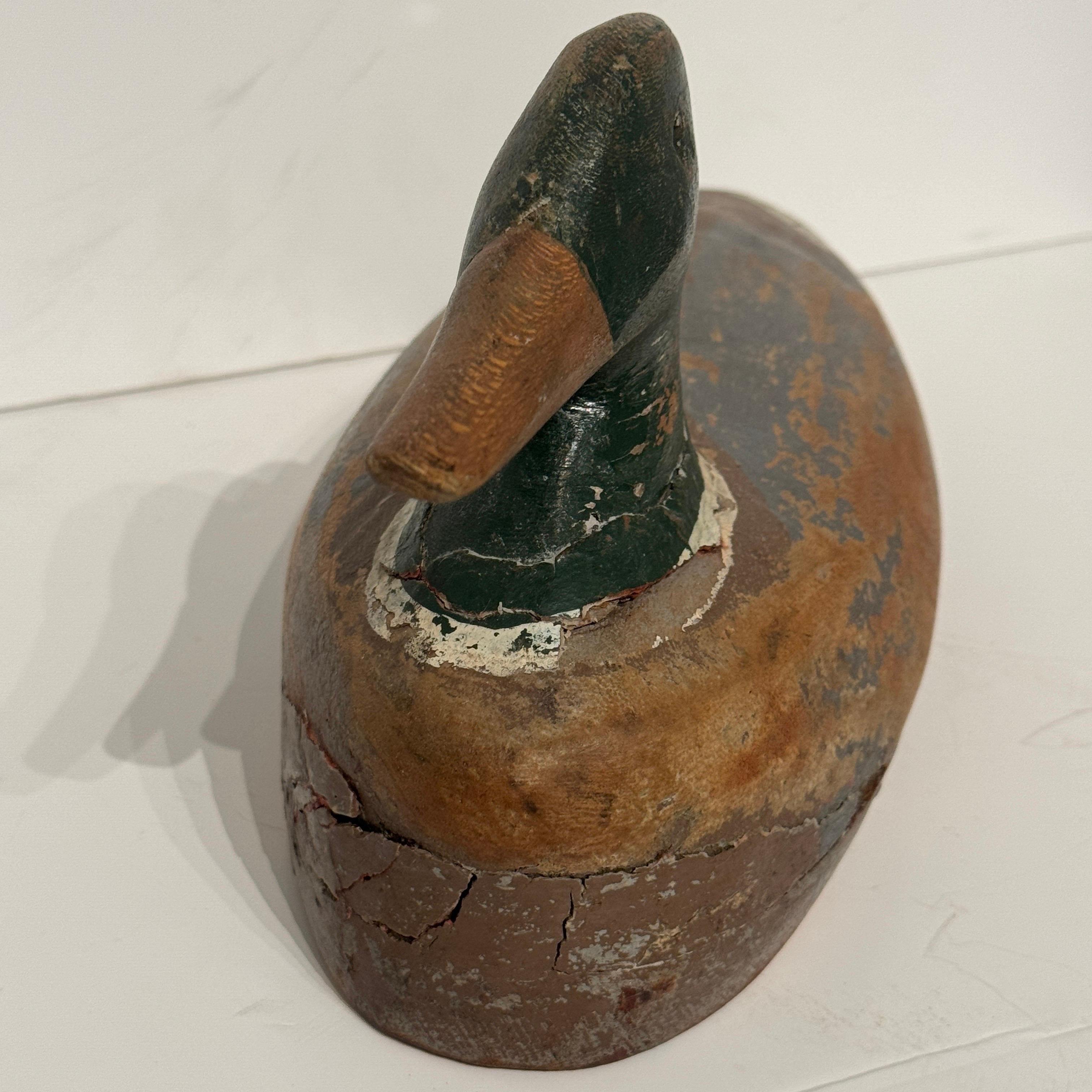 Señuelo de pato escandinavo del siglo XIX tallado a mano. El pato tiene una encantadora inclinación de la cabeza y una encantadora pátina en todo el cuerpo. Maravillosa pieza de colección para añadir a una agrupación. 

