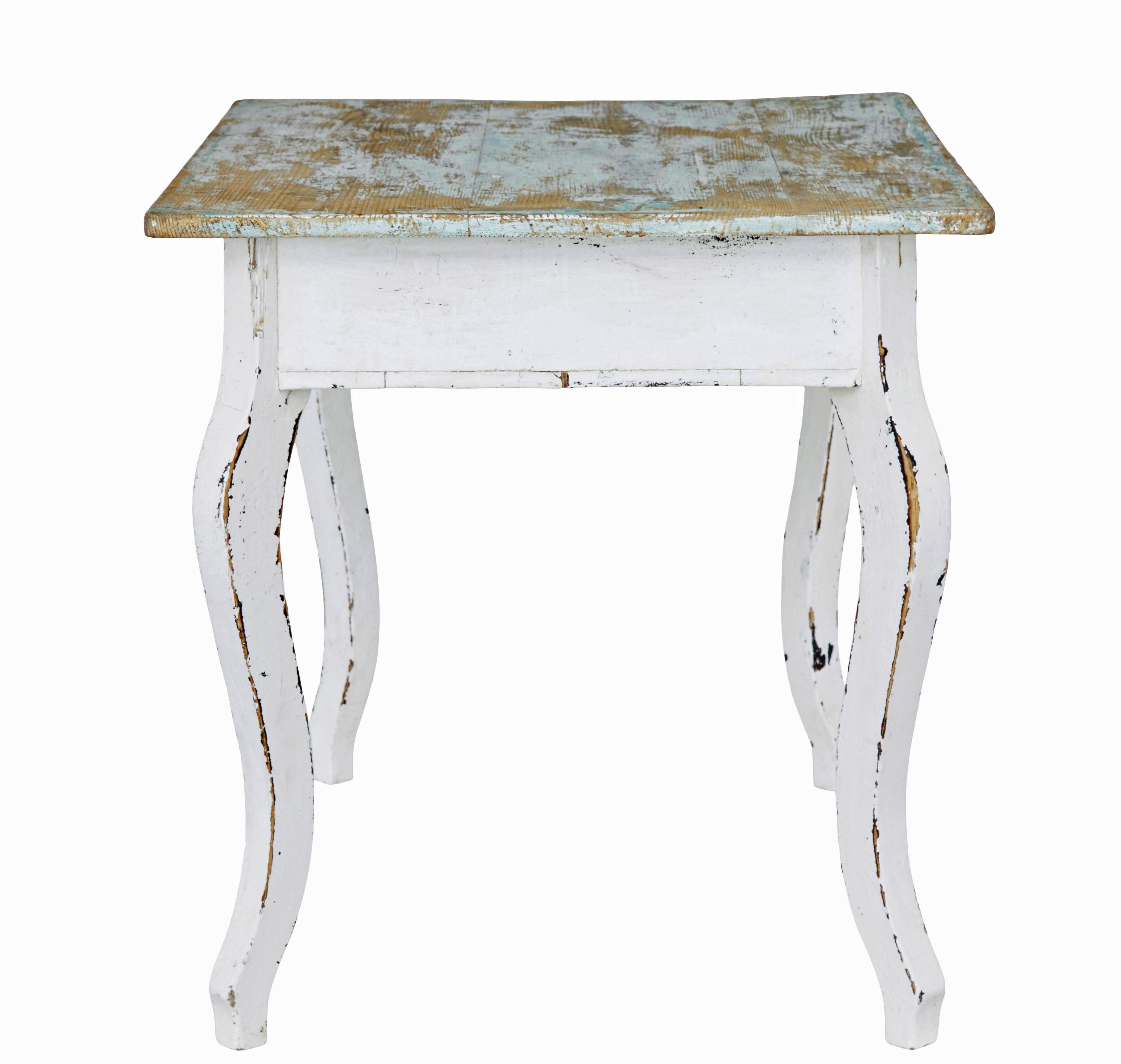 Fait main Table d'appoint scandinave en pin peint du 19e siècle en vente