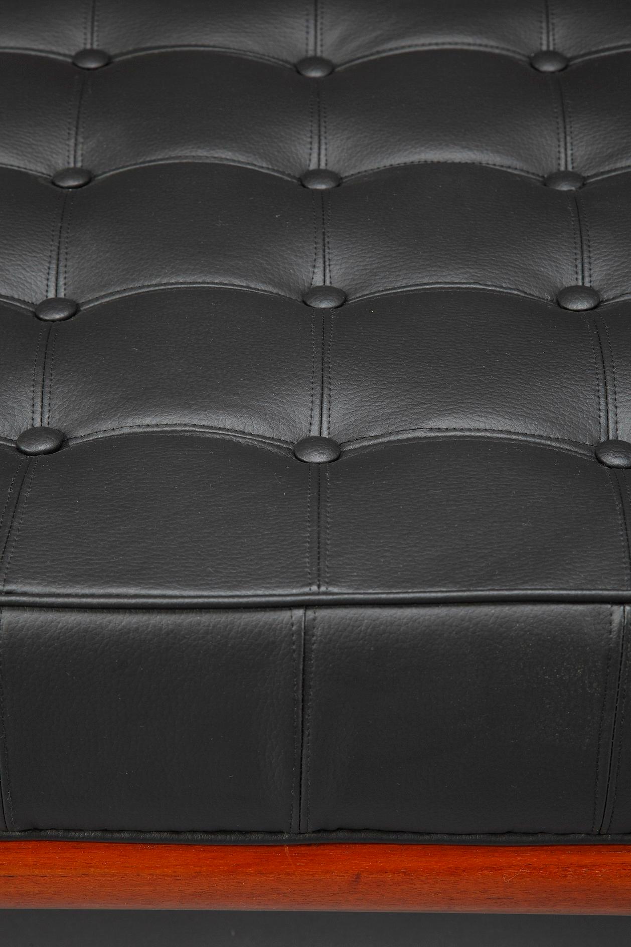 Skandinavisches zweisitziges Sofa Minerva von Peter Hvidt & Orla Mølgaard Nielsen, Dänemark. Struktur aus Teakholz mit gepolstertem Sitz und Kissen aus schwarzem Kunstleder. Dieses Vintage-Sofa kann in ein Daybed umgewandelt werden. Emblematisches
