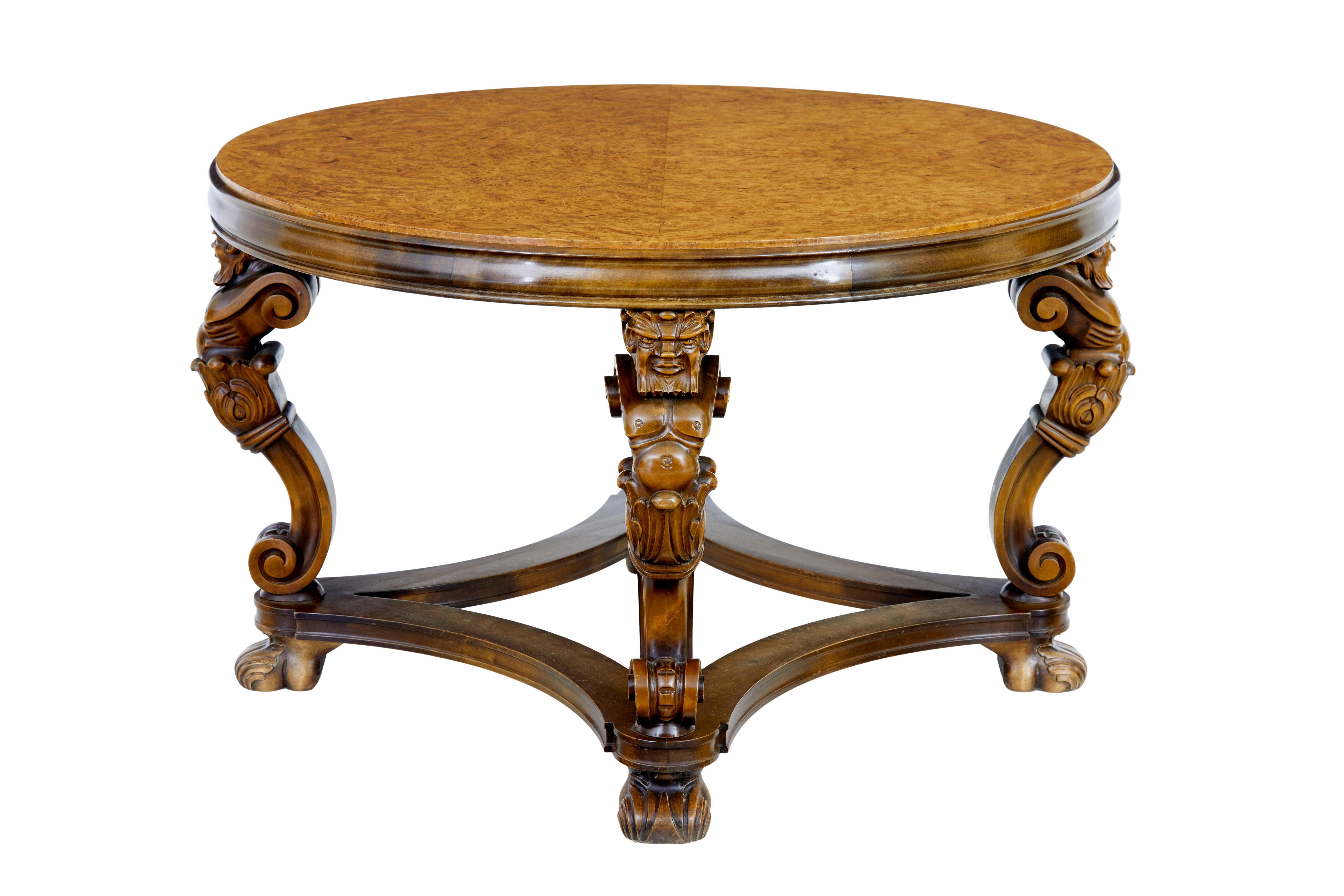 Tavolino in betulla intagliata del XX secolo, circa 1950.

Tavolino di alta qualità ispirato all'Art Déco.

Splendido piano circolare in betulla svedese.   4 grottesche intagliate formano le gambe, unite da una barella sagomata.

Buon