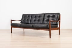 Sofá escandinavo de tres plazas, de madera maciza y cuero negro, de los años 60