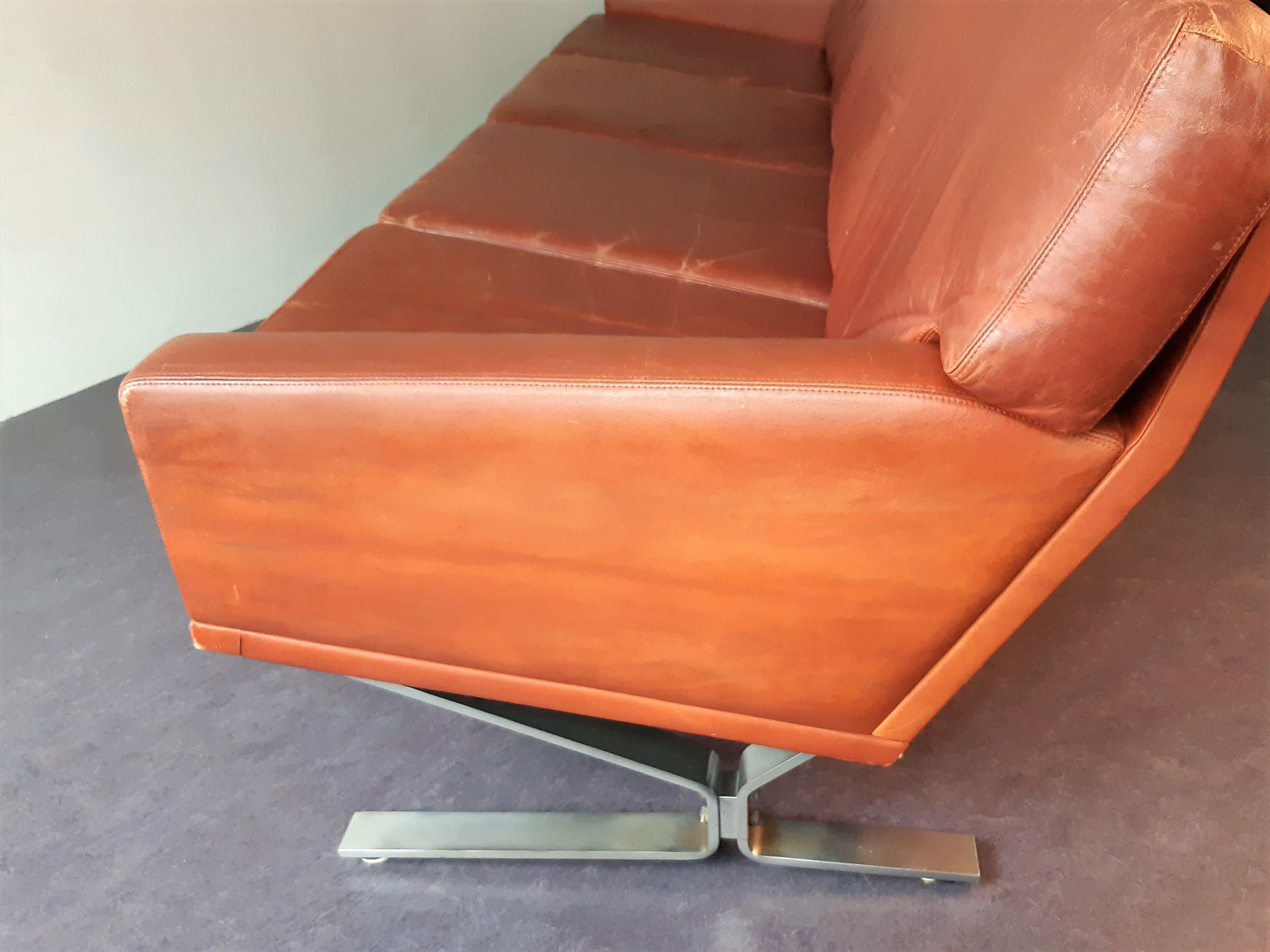 Scandinavian 4-Seater Sofa in Red-Brown Leather, 1960's In Good Condition For Sale In Steenwijk, NL