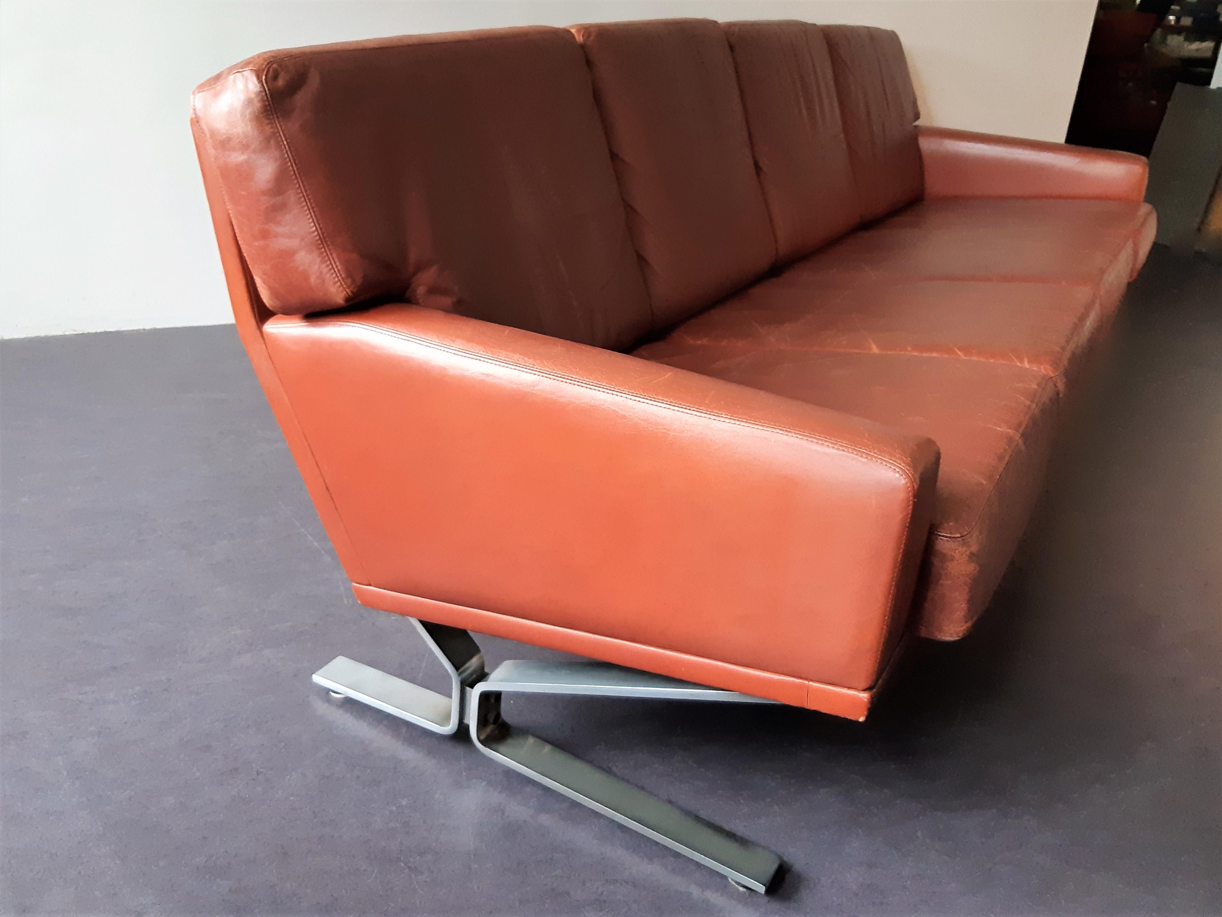 Milieu du XXe siècle Canapé scandinave 4 places en cuir Brown-Rouge, années 1960 en vente