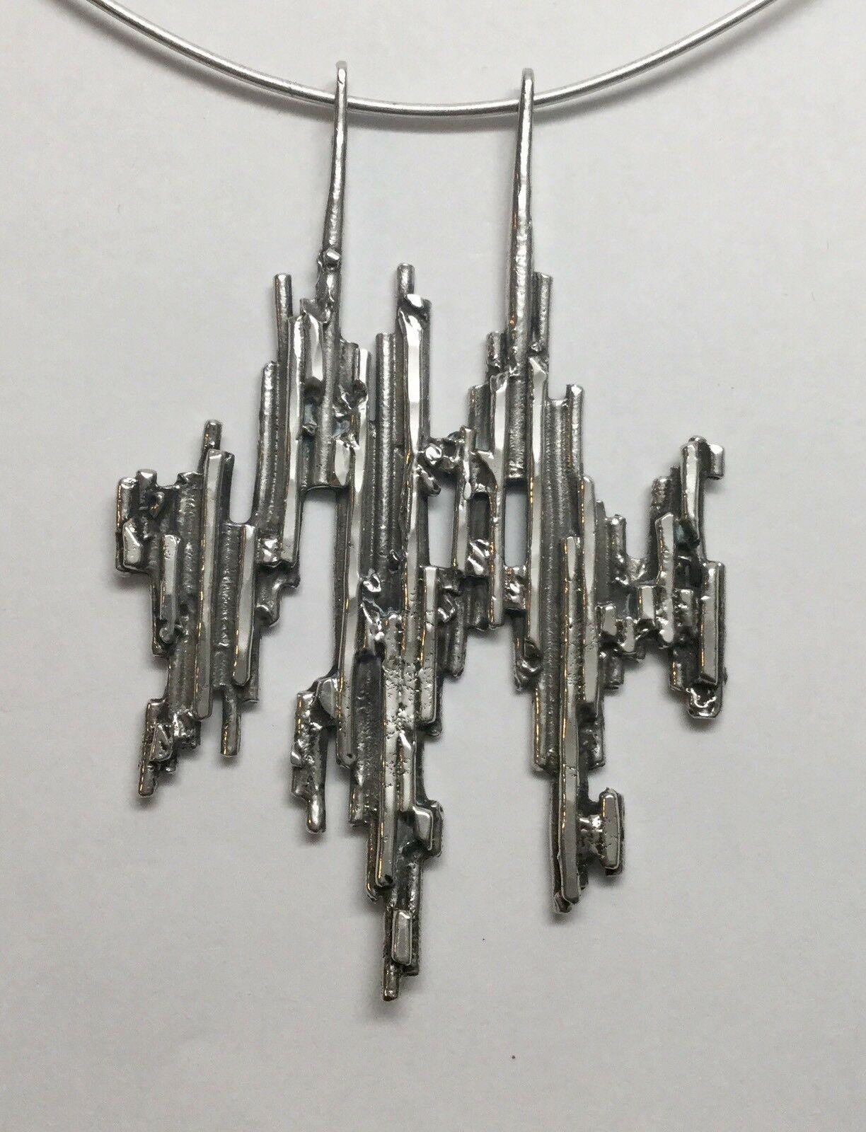 Collana scandinava in argento 835 modernista con ciondolo a forma di corteccia.

Marchio: 835 sul lato della balla, I.B.H. sul retro in basso.

Il ciondolo misura: 2 3/8
