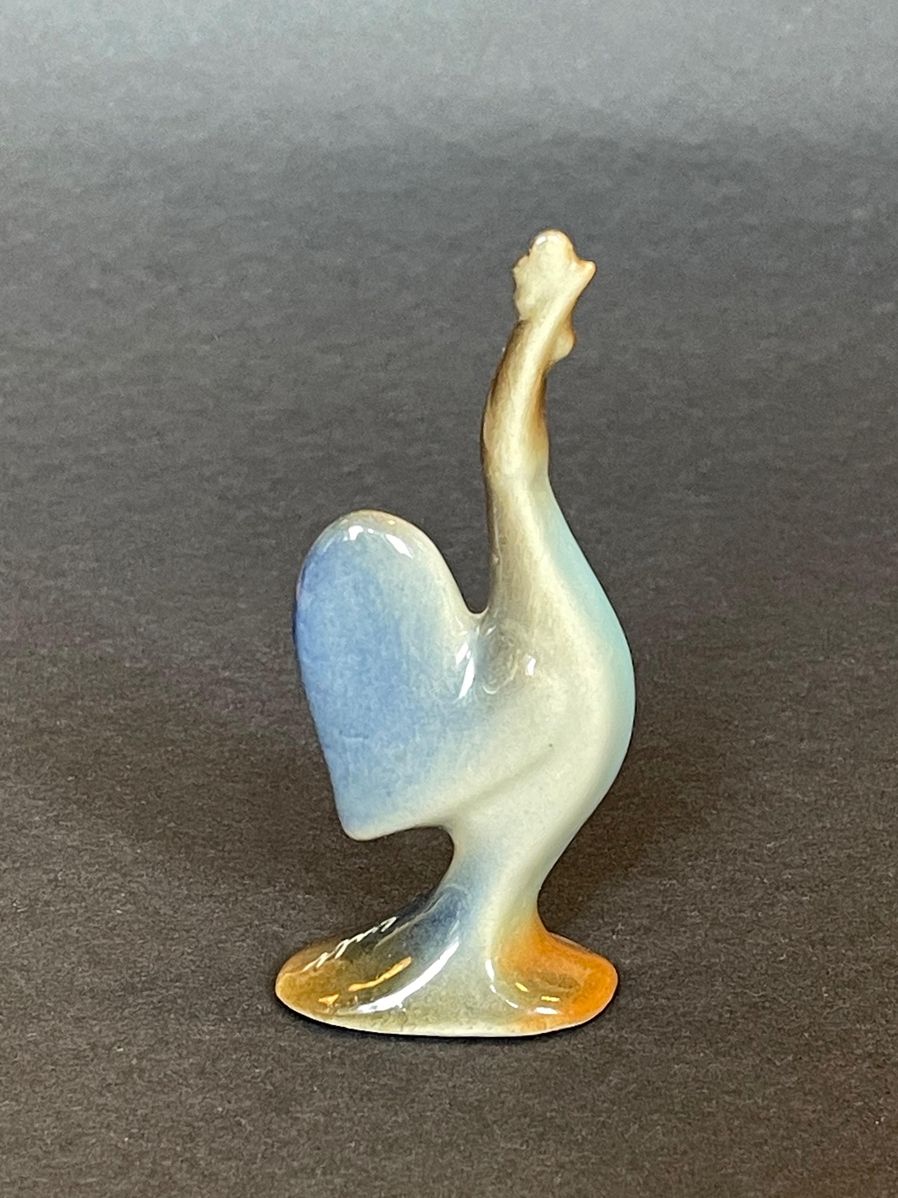 Studio ceramic rooster attributed by glaze and style to a Scandinavian artist around the 1970s.
Fantastic rooster ‘’behaviour’’ caught so well in one simple gesture!
Subtle blue, turquoise and caramel hues.

Signature engraved on top of base.
