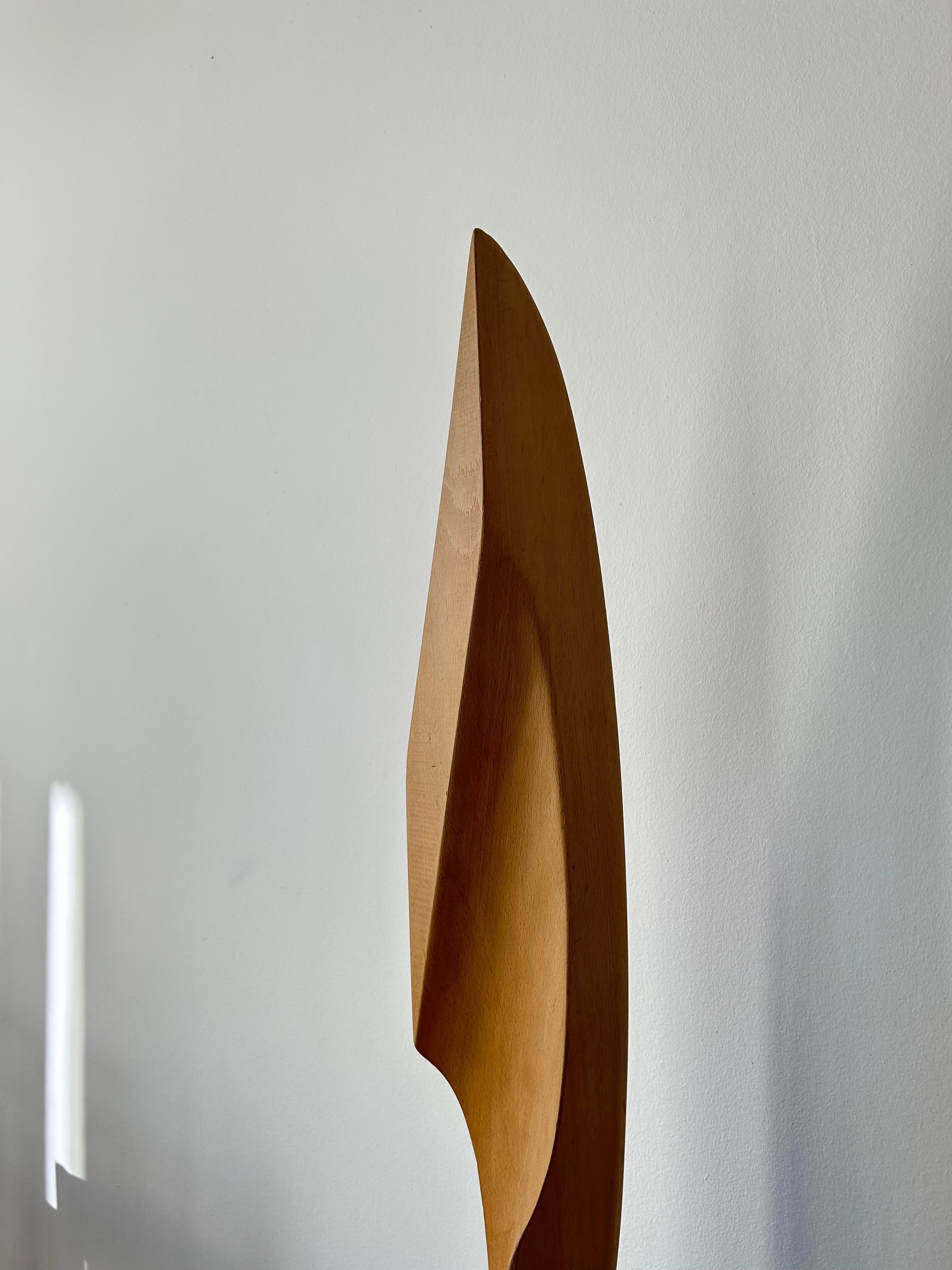 Seltene abstrakte skandinavische Holzskulptur aus massivem Teak- und Buchenholz, hergestellt von einem unbekannten skandinavischen Künstler in den 1960er Jahren.

Die Skulptur ist das perfekte Dekorationsstück für jedes Interieur und passt perfekt