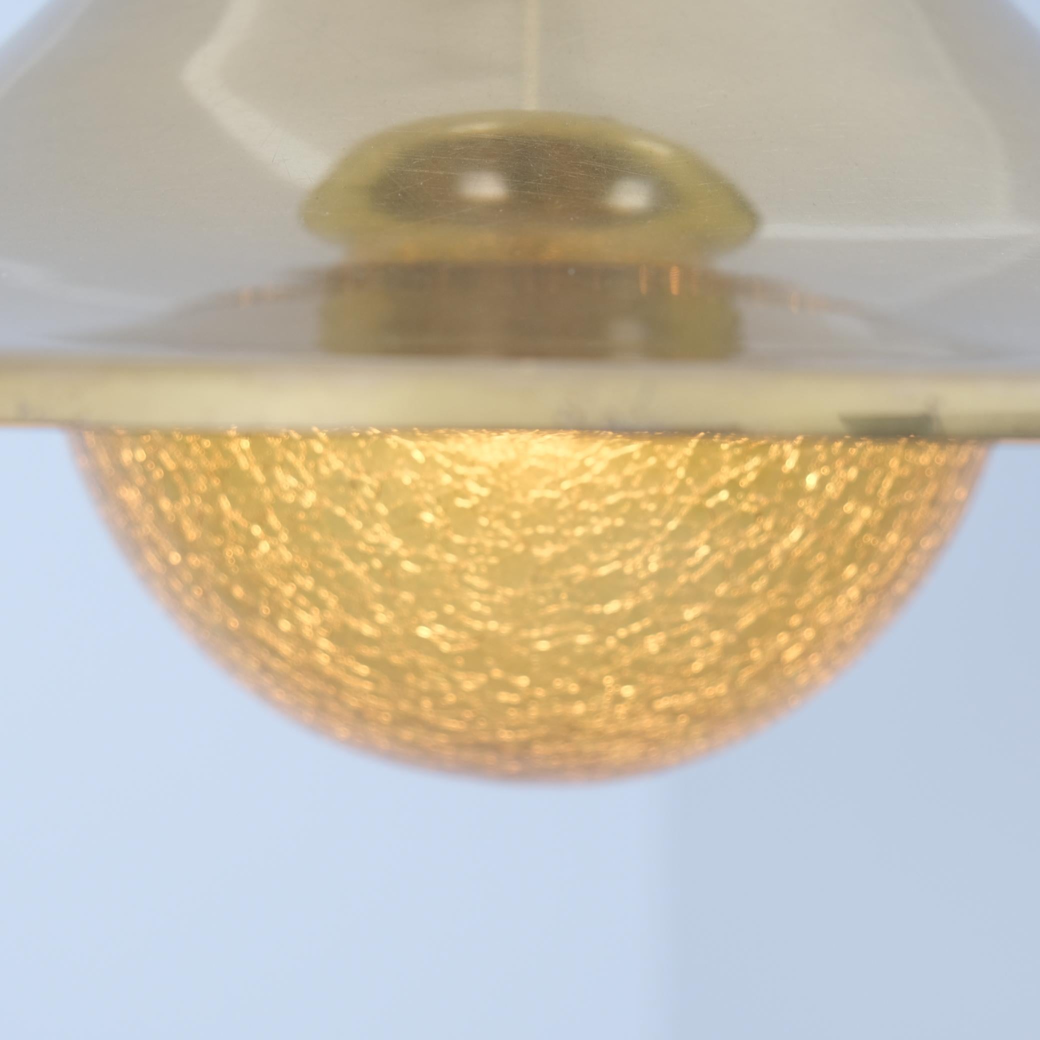 Ciondolo scandinavo a bolla in vetro crepato color ambra con paralume in ottone 1970s in vendita 3