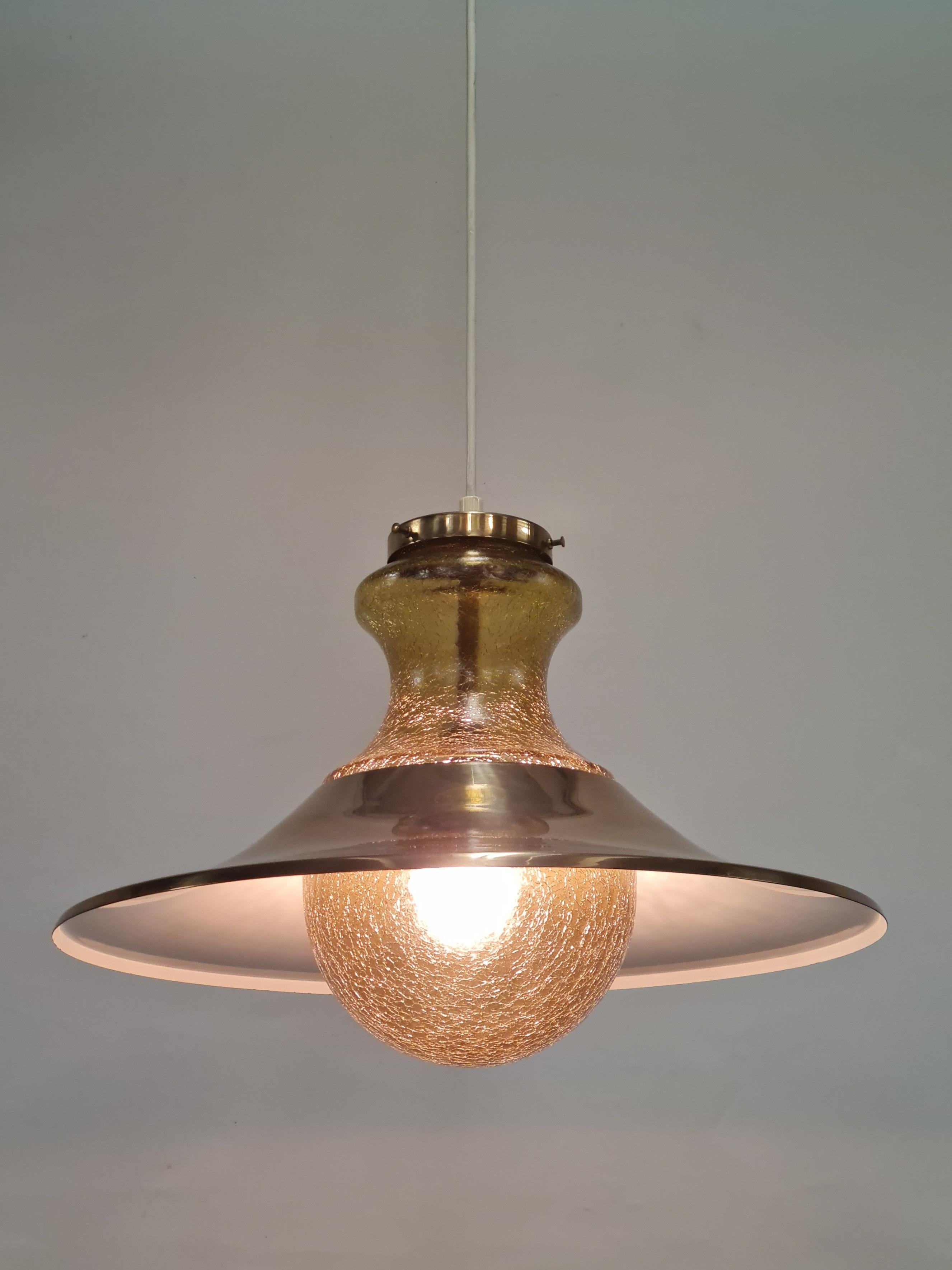 Fine XX secolo Ciondolo scandinavo a bolla in vetro crepato color ambra con paralume in ottone 1970s in vendita