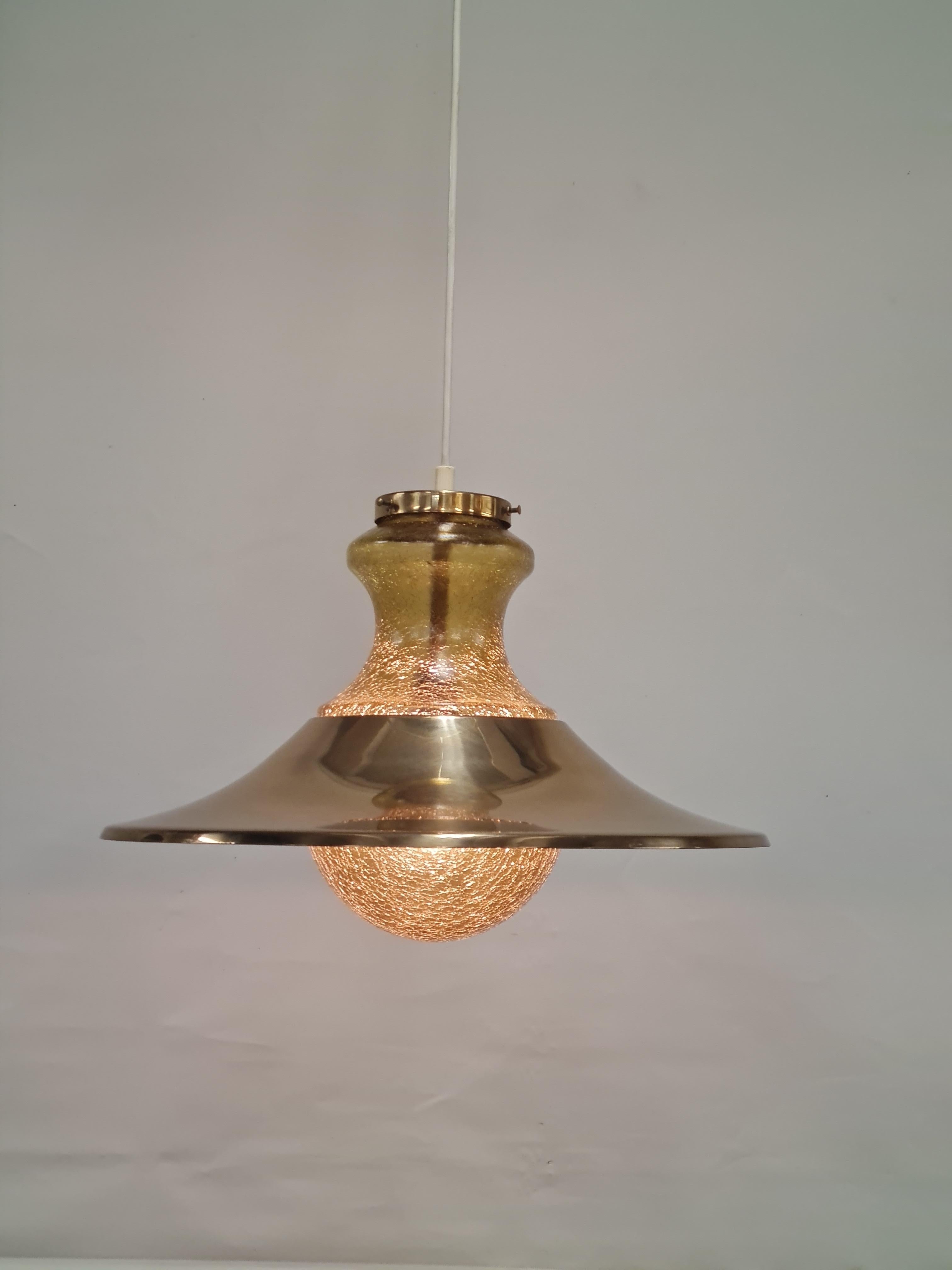 Vetro Ciondolo scandinavo a bolla in vetro crepato color ambra con paralume in ottone 1970s in vendita