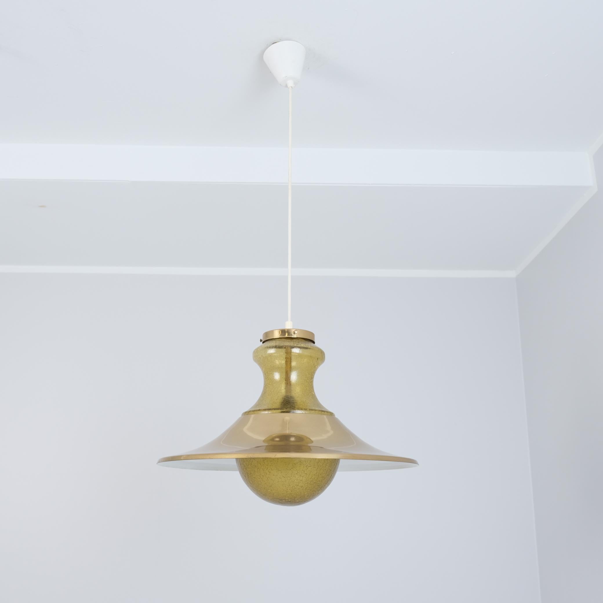 Un grande pendente a una luce composto da un bellissimo paralume a bolla in vetro crepla con un diffusore in ottone sulla parte superiore. Il design ricorda le lampade delle navi con un tocco di modernismo. Purtroppo non conosciamo il designer o il