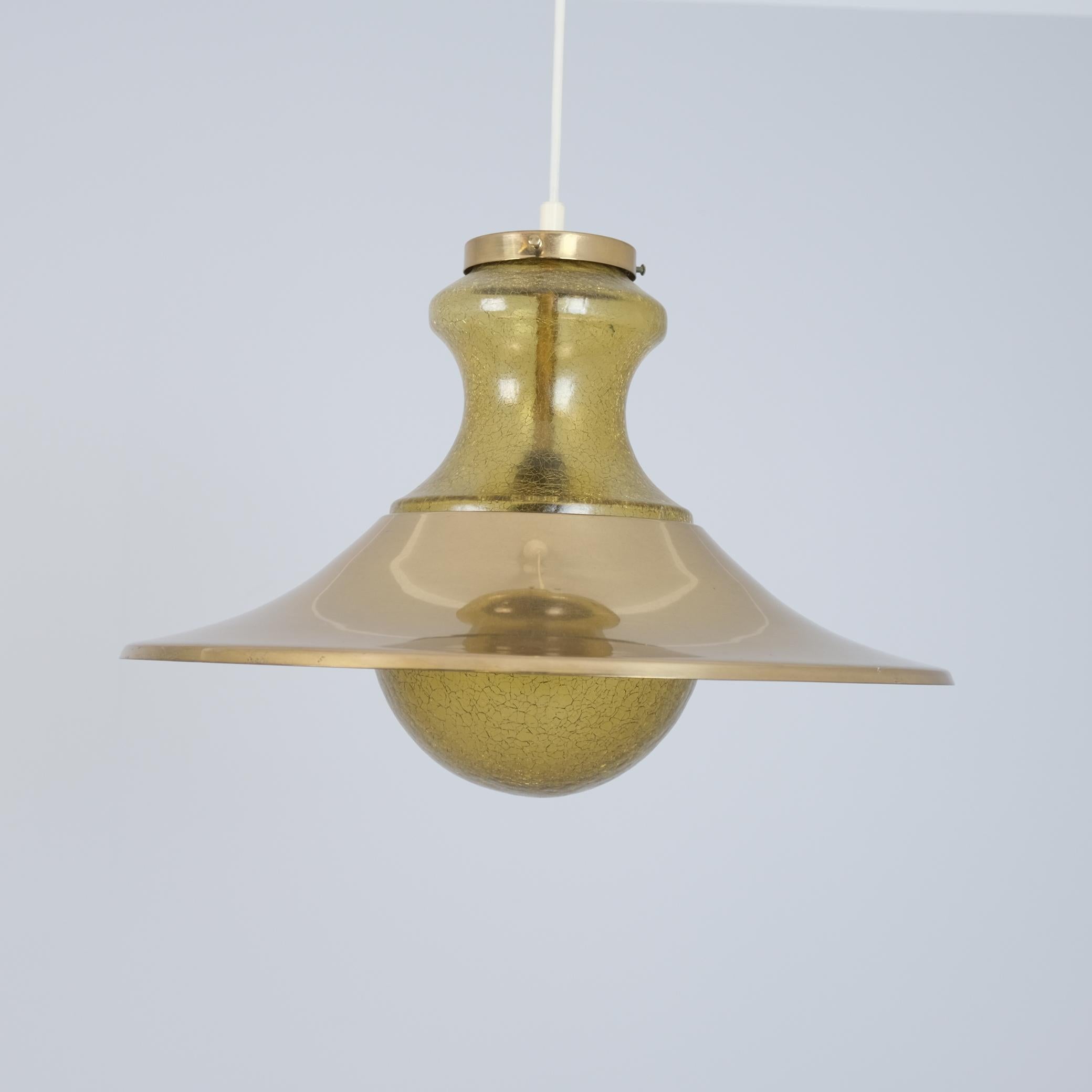 Mid-Century moderno Ciondolo scandinavo a bolla in vetro crepato color ambra con paralume in ottone 1970s in vendita
