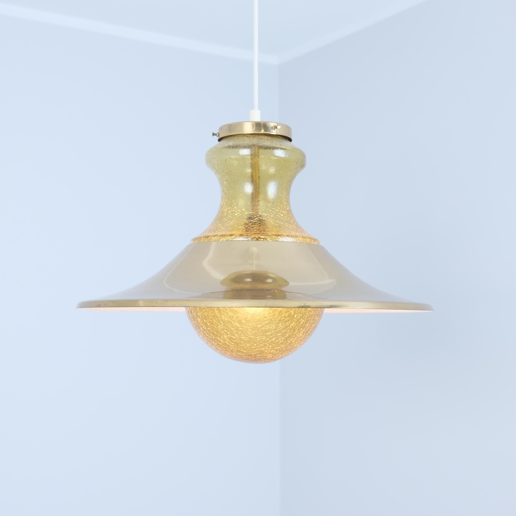 Fine XX secolo Ciondolo scandinavo a bolla in vetro crepato color ambra con paralume in ottone 1970s in vendita