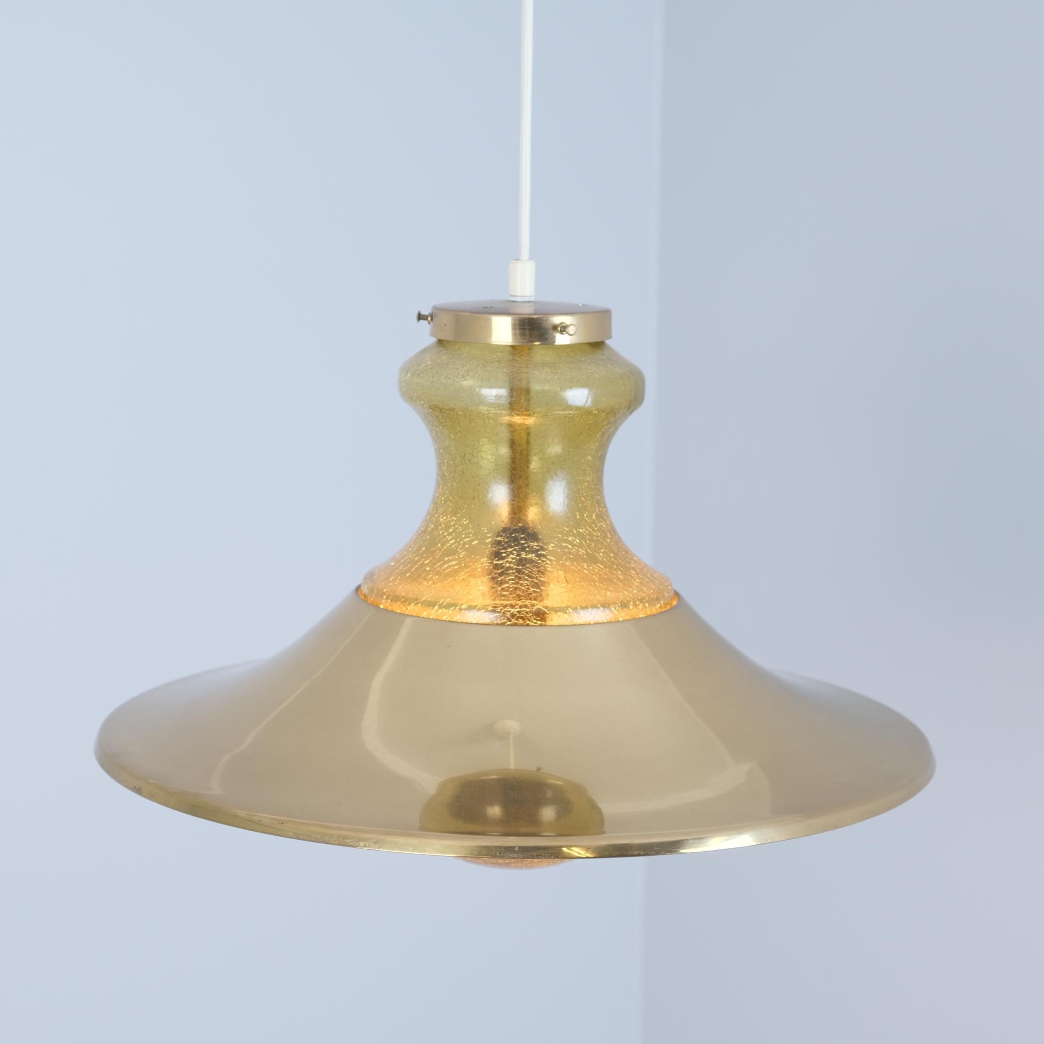 Vetro Ciondolo scandinavo a bolla in vetro crepato color ambra con paralume in ottone 1970s in vendita