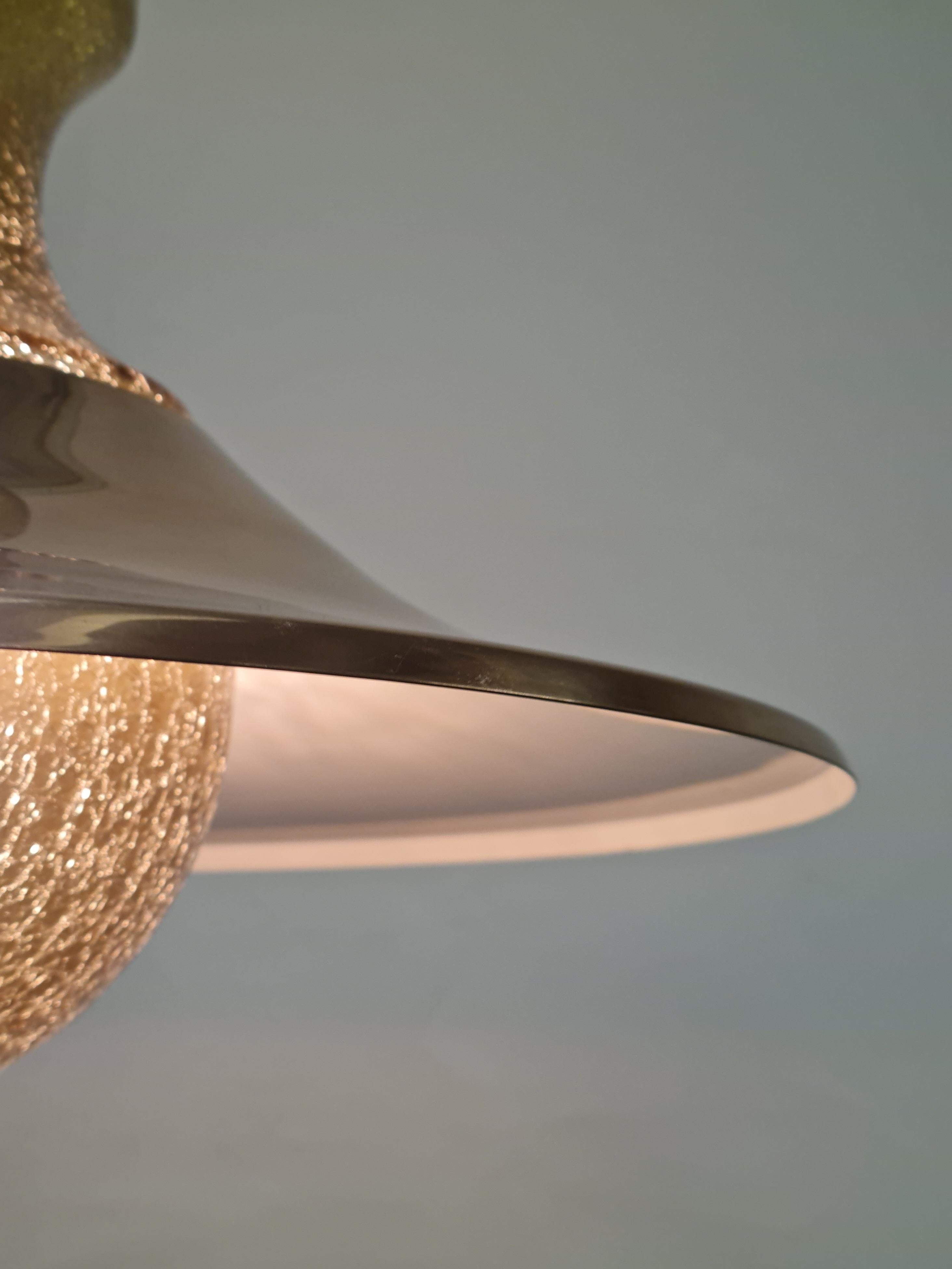 Europeo Ciondolo scandinavo a bolla in vetro crepato color ambra con paralume in ottone 1970s in vendita