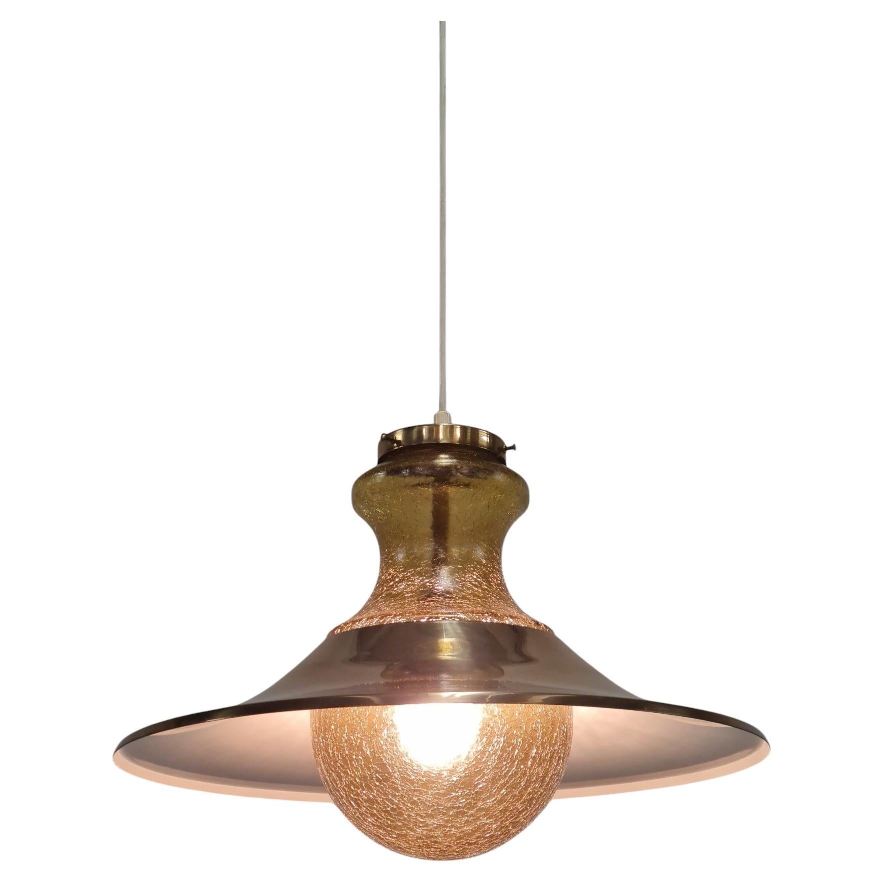 Ciondolo scandinavo a bolla in vetro crepato color ambra con paralume in ottone 1970s