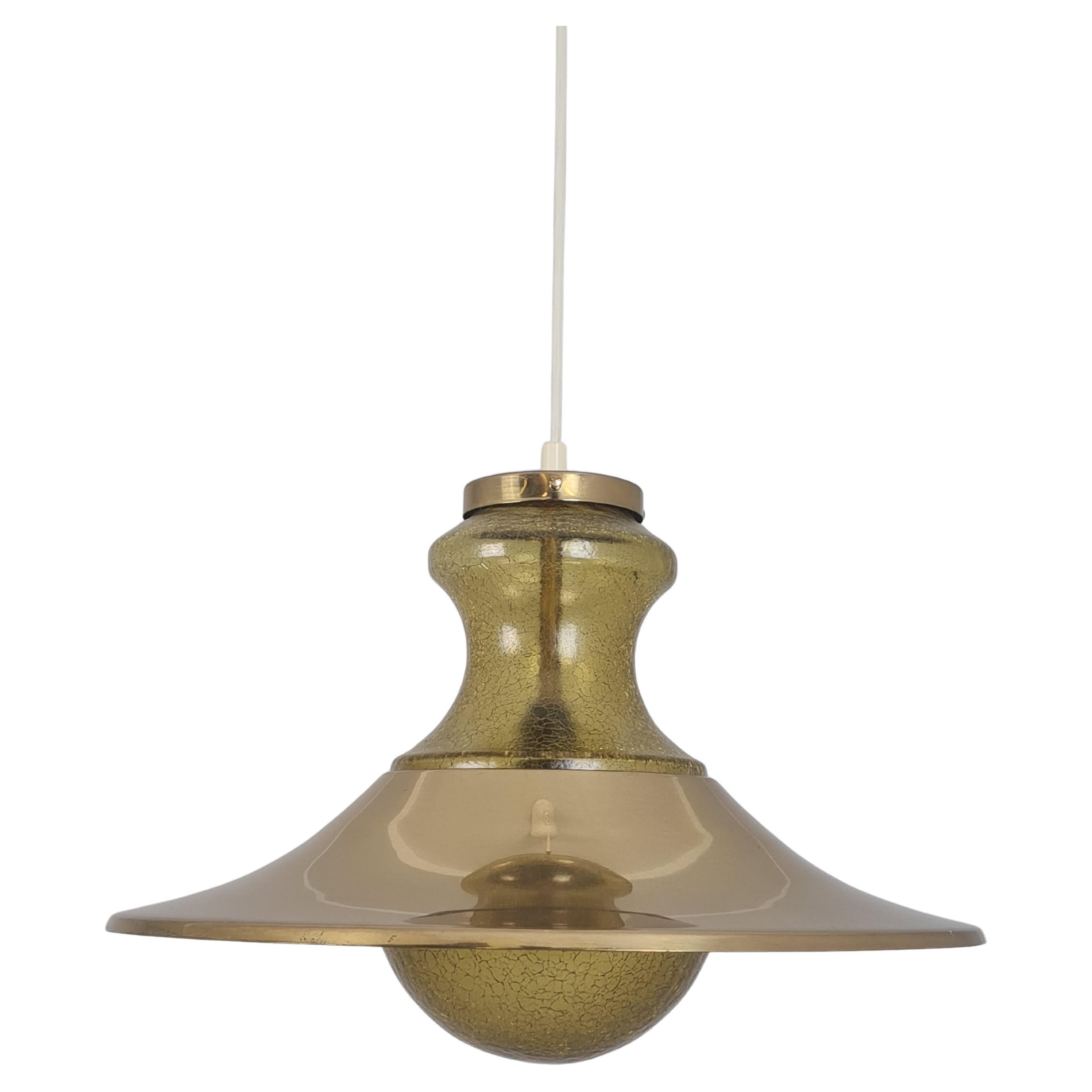 Ciondolo scandinavo a bolla in vetro crepato color ambra con paralume in ottone 1970s