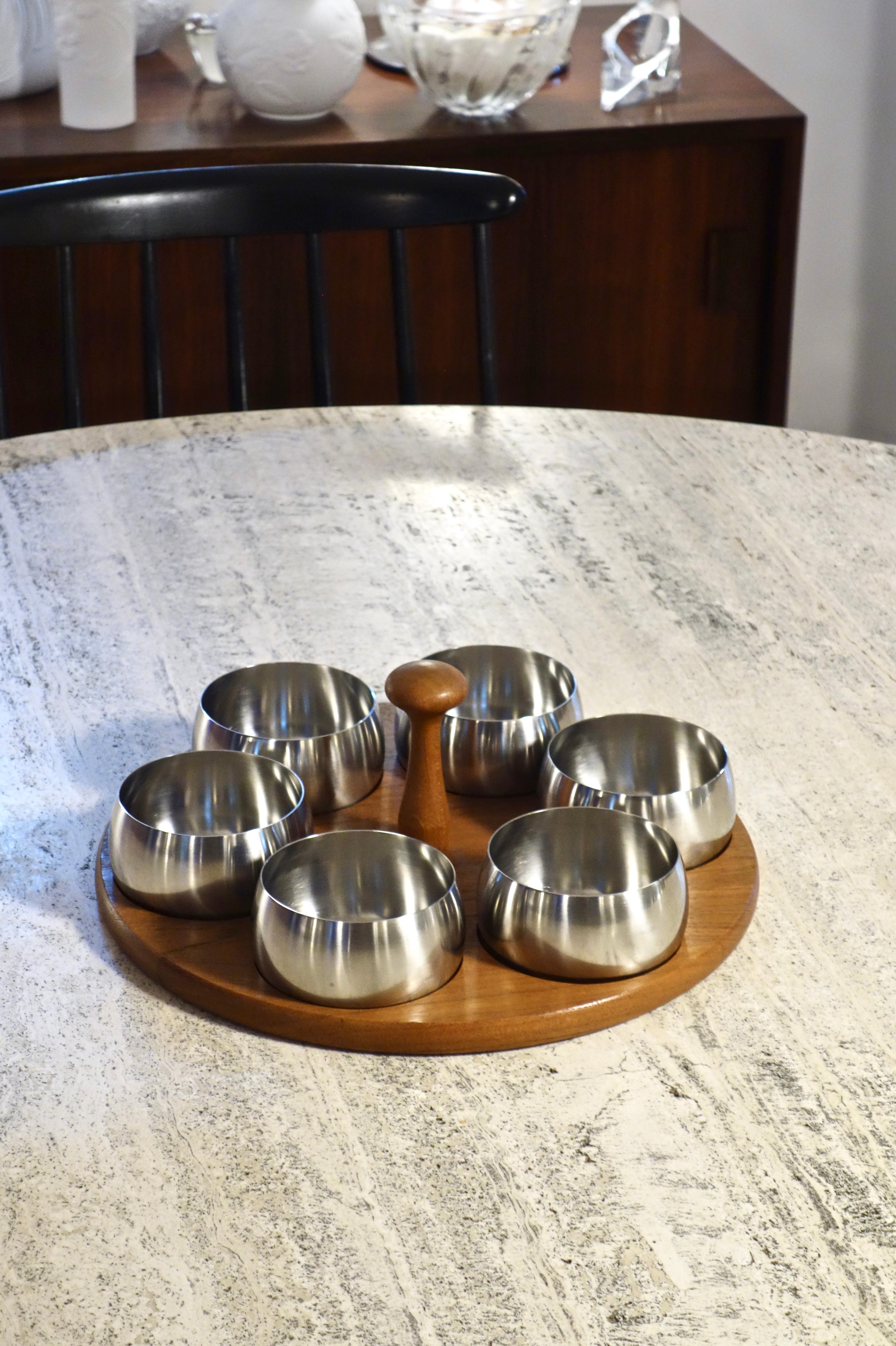 Scandinavian aperitif tray signed by Lundtofte

Danish manufacturing from the 1960s.

The tray is fixed in solid teak accompanied by 6 stainless steel ramekins.

In superb condition, the whole is cleaned, restored and protected with a special food