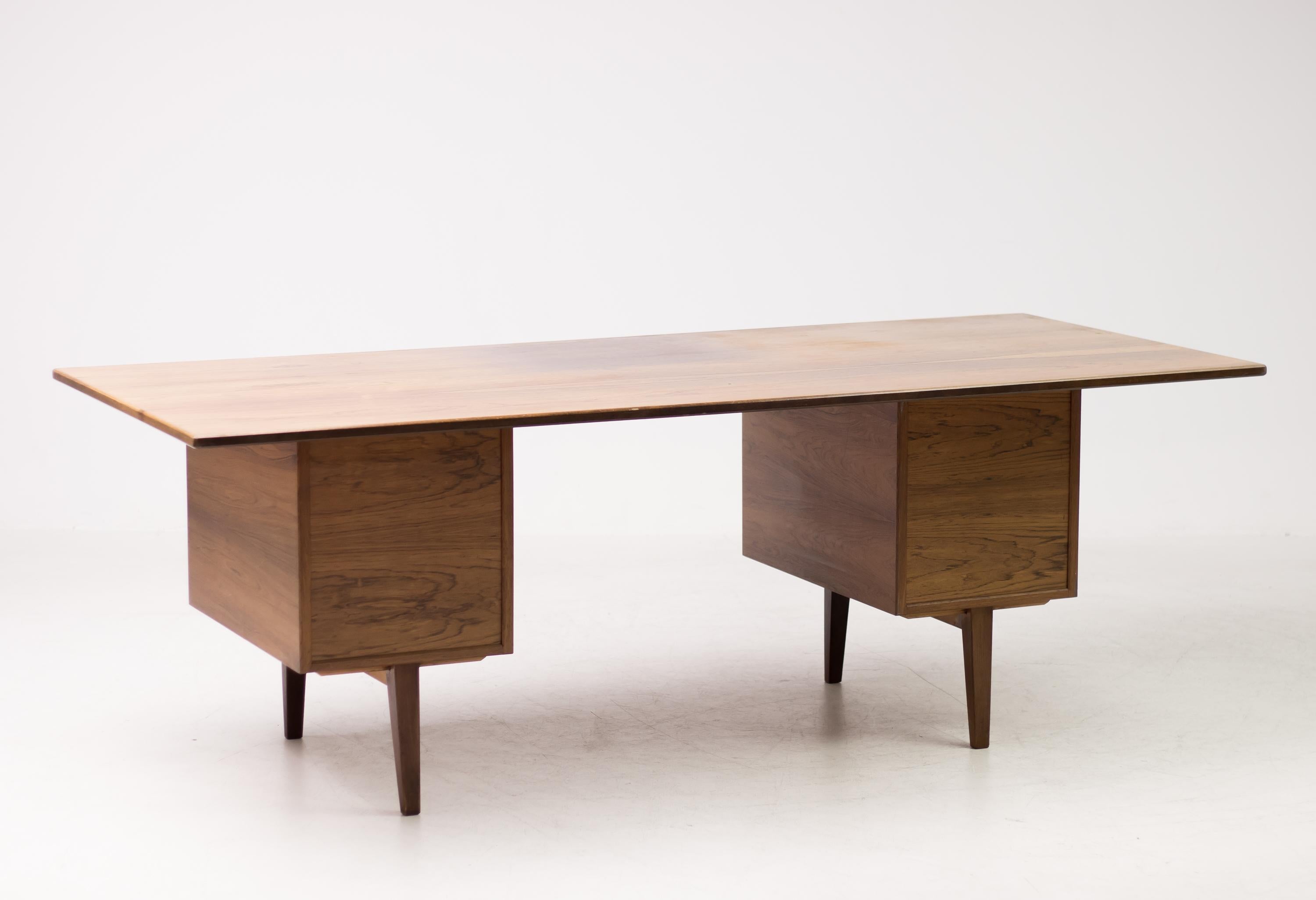 Beautiful 1960s Brazilian rosewood (Riopalisander) desk, made in Denmark.
Complete with CITES certificate.