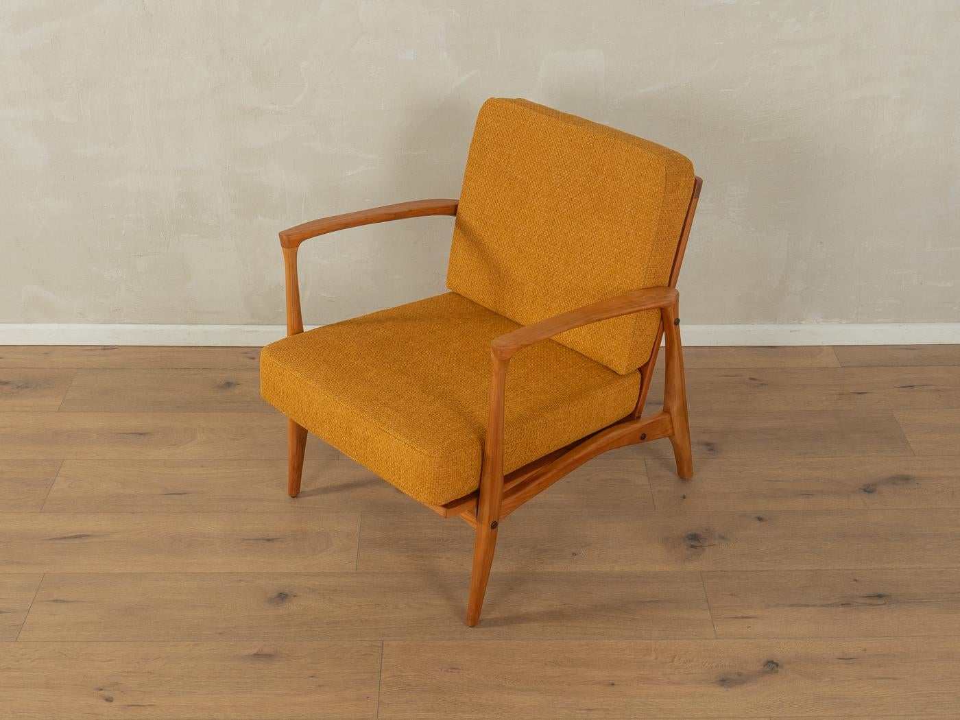 Splendida poltrona degli anni '60. Telaio in ciliegio di alta qualità. La poltrona è stata tappezzata e rivestita con un tessuto di alta qualità in giallo zafferano.

Caratteristiche di qualità:
ottima lavorazione
materiali di alta qualità
Prodotto