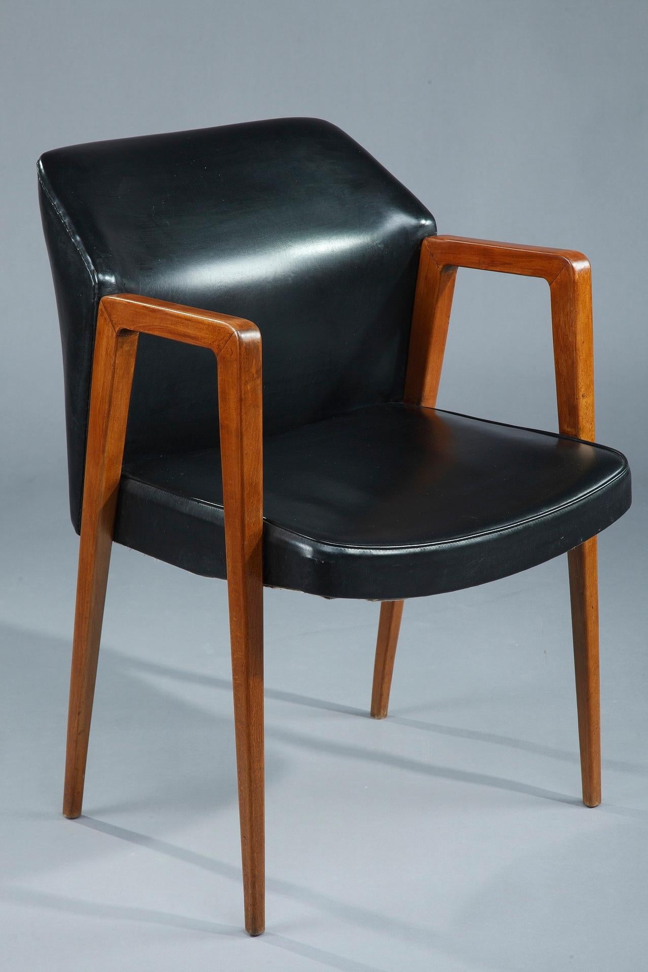 Scandinavian armchair from the 50s in rosewood, with seating and backrest in black leather imitation. This Danish office desk was designed by Arne VODDER (1926-2009). Manufacturer: Sibast.

Circa :1950
Dim: W: 20,5 in - D: 25,2in - H: 31,9in.
Dim: